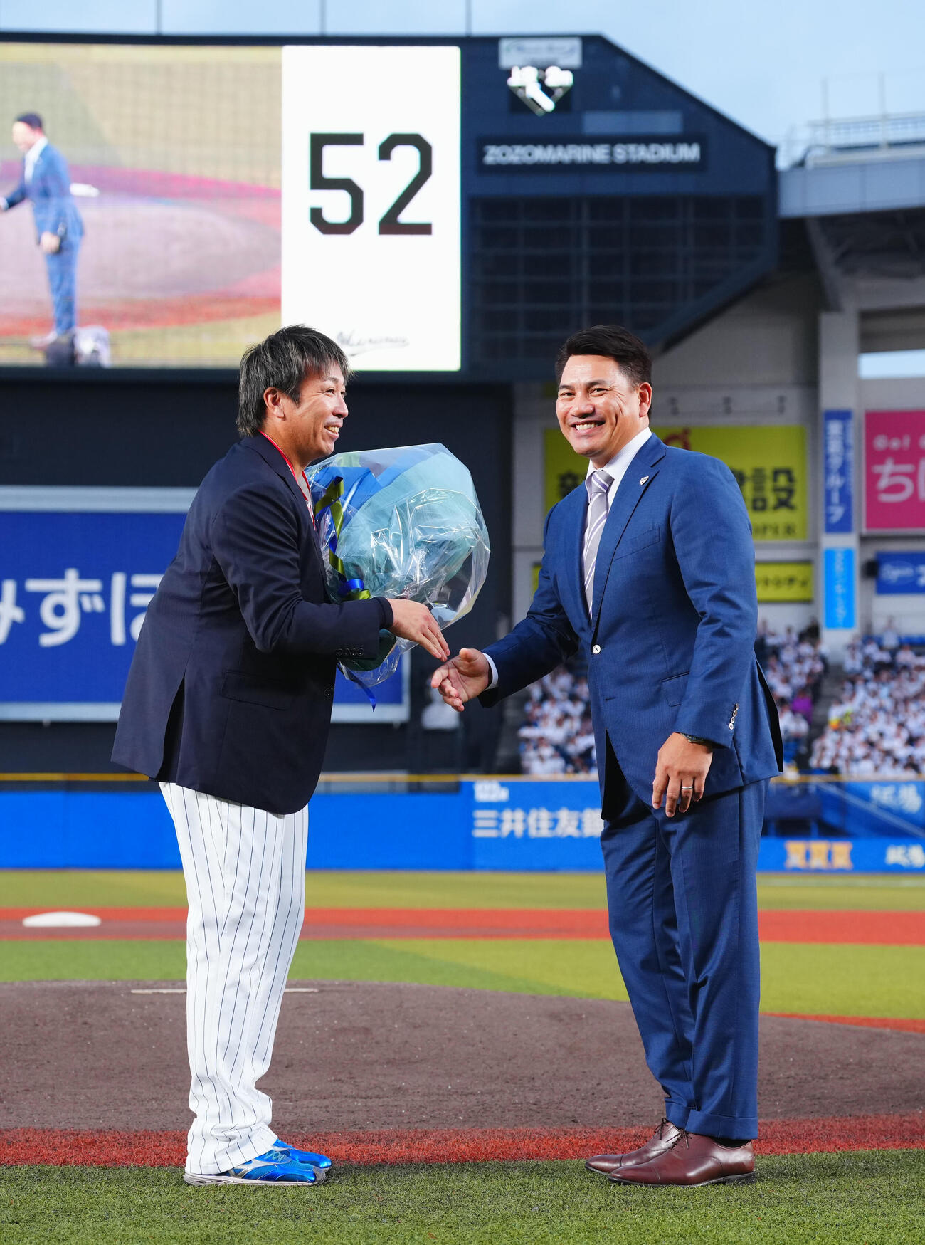ロッテ対オリックス　通算250セーブを達成したロッテ益田直也（左）は侍ジャパン井口資仁監督から花束を贈られる（撮影・垰建太）