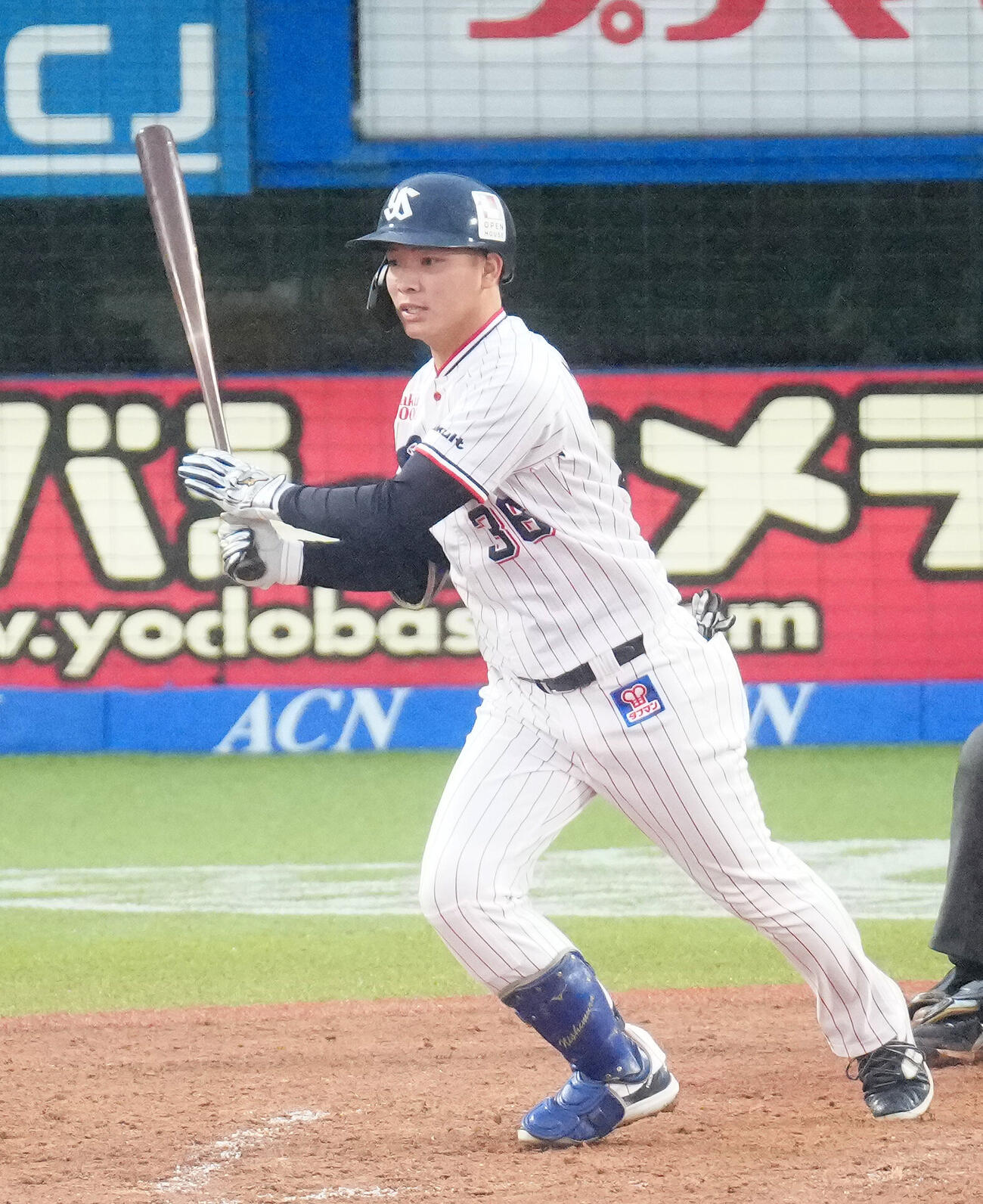 ヤクルト対阪神　8回裏ヤクルト無死一、二塁、適時二塁打を放つ代打西村瑠伊斗（撮影・江口和貴）