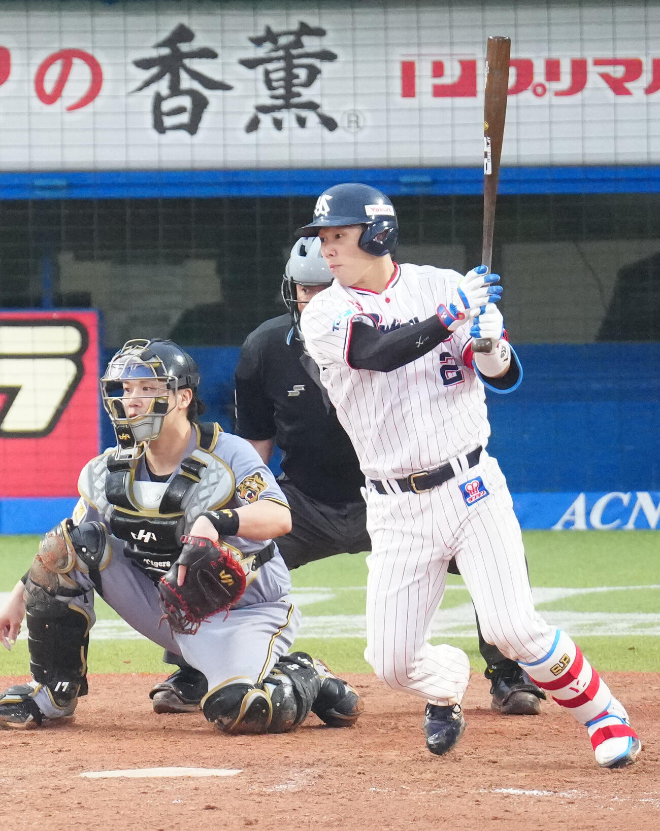 ヤクルト対阪神　8回裏ヤクルト1死一、三塁、適時二塁打を放つ古賀優大（撮影・江口和貴）