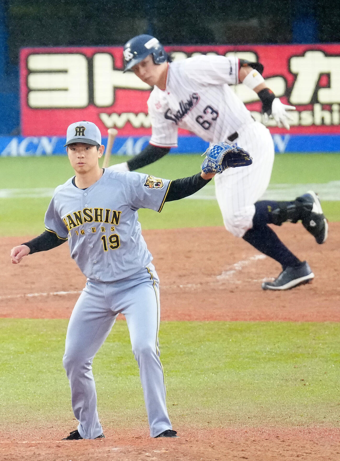 ヤクルト対阪神　8回裏ヤクルト無死、増田珠（後方）に中前打を浴びる下村海翔（撮影・江口和貴）