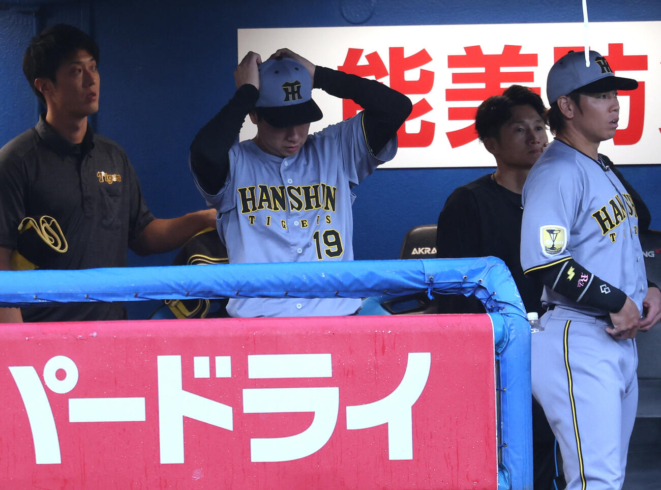 ヤクルト対阪神　3点を失いベンチでガックリする下村海翔（撮影・水谷安孝）