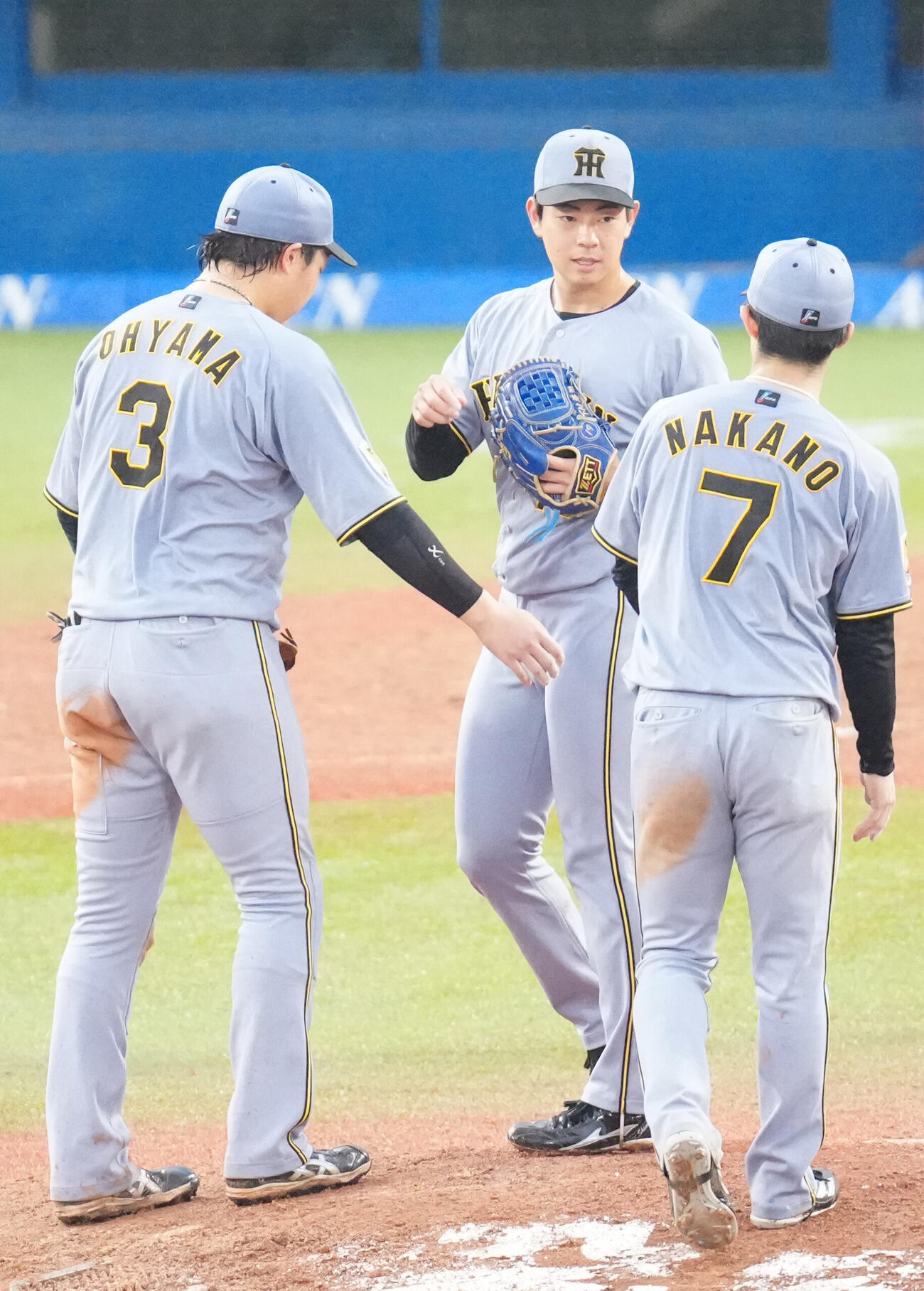 ヤクルト対阪神　8回裏途中、降板する阪神3番手の下村海翔（中央）（撮影・江口和貴）