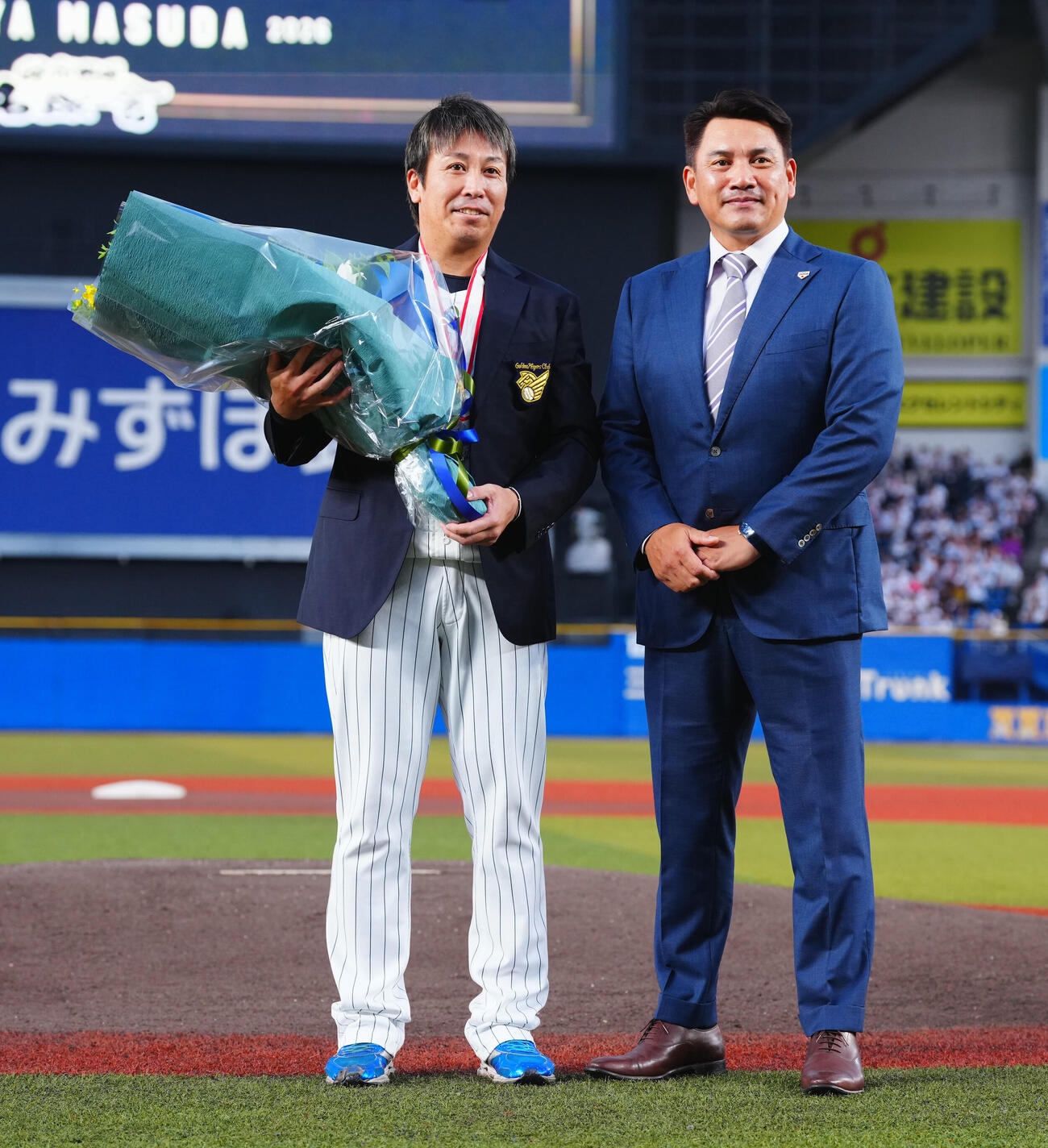 ロッテ対オリックス　通算250セーブを達成したロッテ益田直也（左）は侍ジャパン井口資仁監督から花束を贈られ写真に納まる（撮影・垰建太）