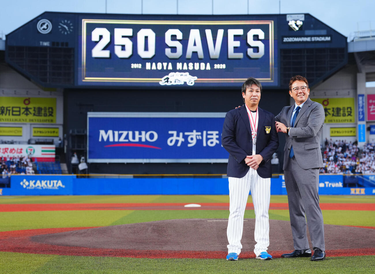 ロッテ対オリックス　通算250セーブを達成したロッテ益田直也（左）は古田敦也氏から名球会ブレザーを贈られ写真に納まる（撮影・垰建太）