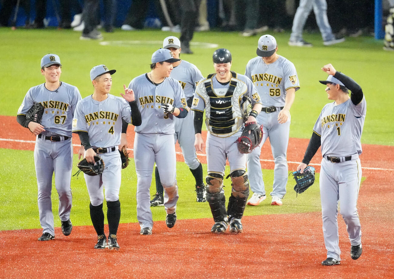 ヤクルト対阪神　試合後、ファンにあいさつへ向かう阪神の選手たち（撮影・江口和貴）