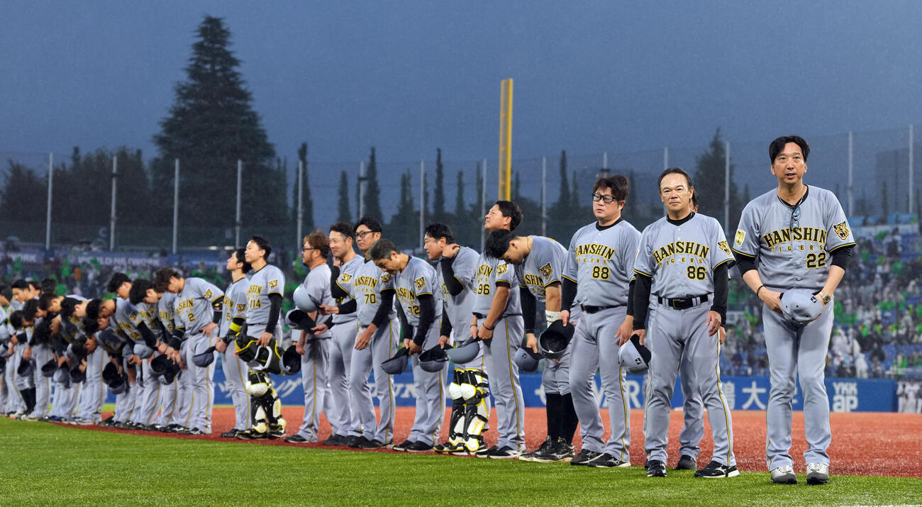 ヤクルト対阪神　神宮球場での最終戦を終えファンにあいさつをする阪神ナイン（撮影・たえ見朱実）