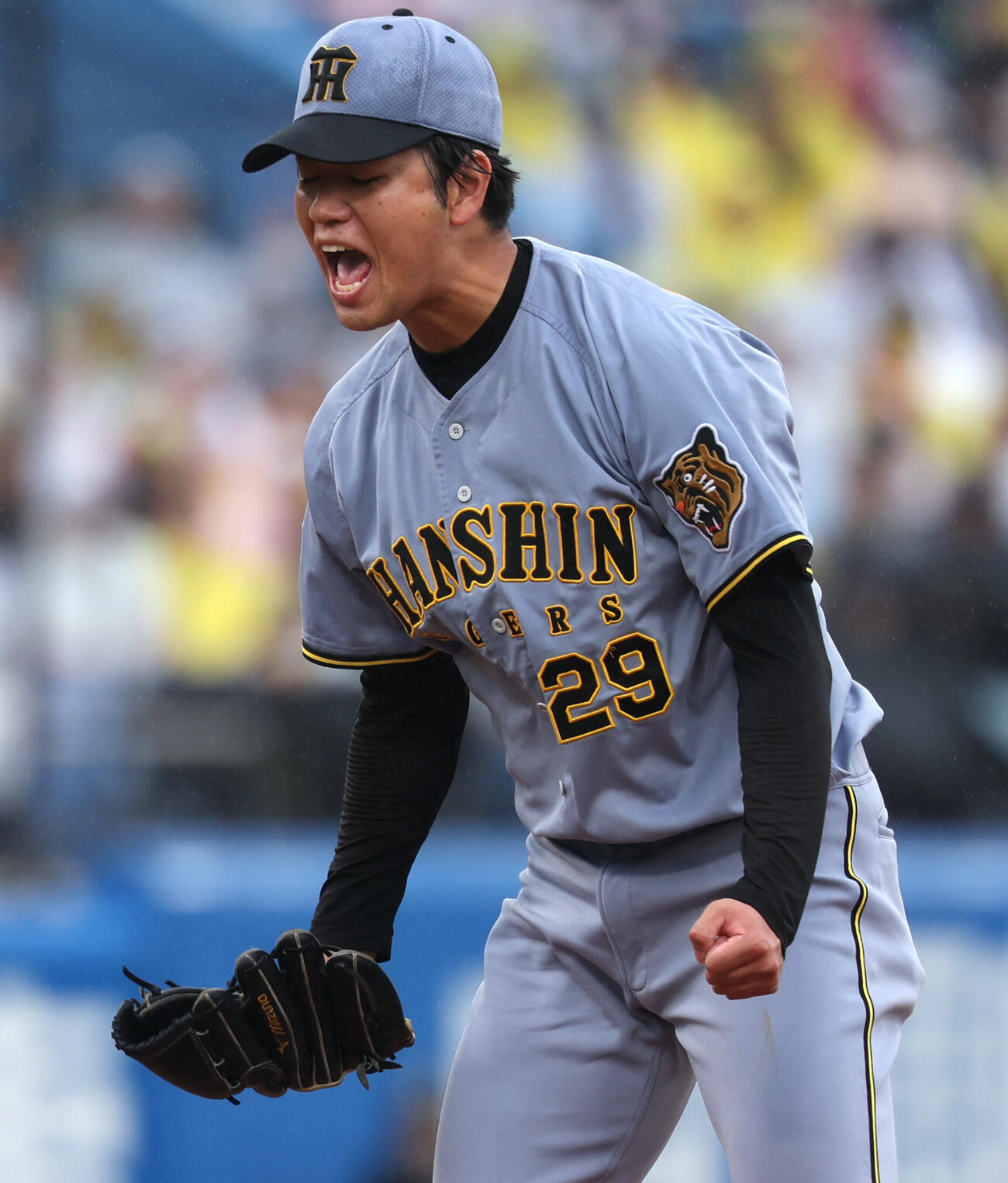 ヤクルト対阪神　4回裏ヤクルト2死二、三塁、岩田幸宏を三振に抑えほえる高橋遥人（撮影・水谷安孝）