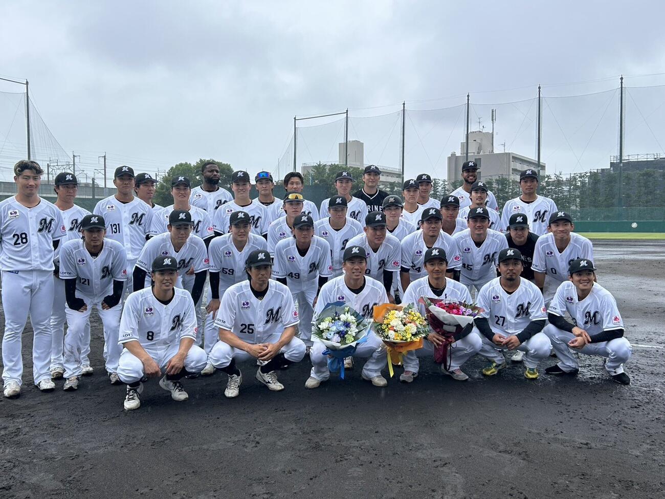 今季限りで現役引退を表明している角中勝也（前列左から3番目）と唐川侑己（同4番目)を中心に記念撮影を行った。