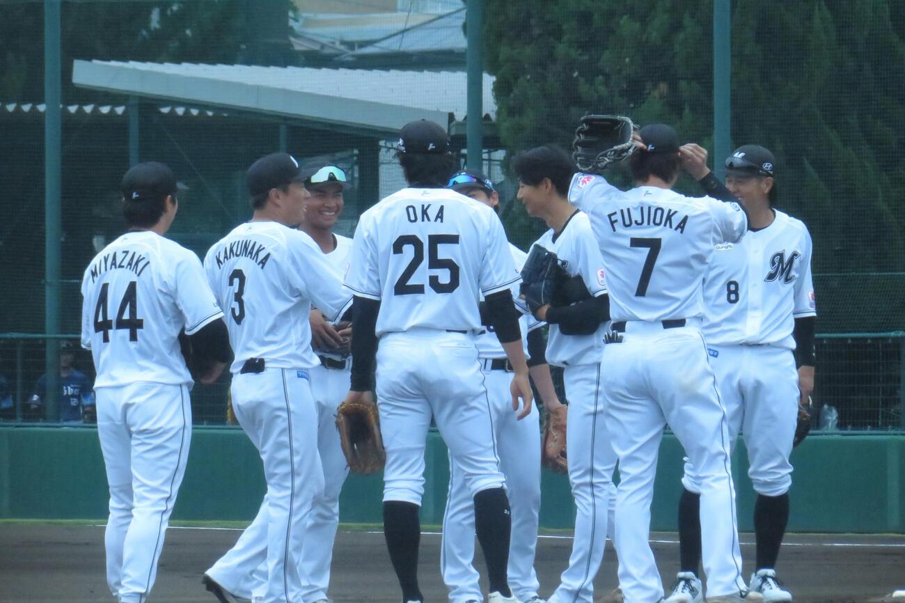 打者1人の登板を終え角中勝也と握手をする唐川侑己（右)