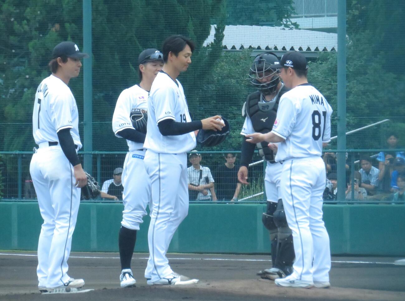 打者1人の登板を終え、美馬学投手コーチ（右）と話す唐川侑己（中央）