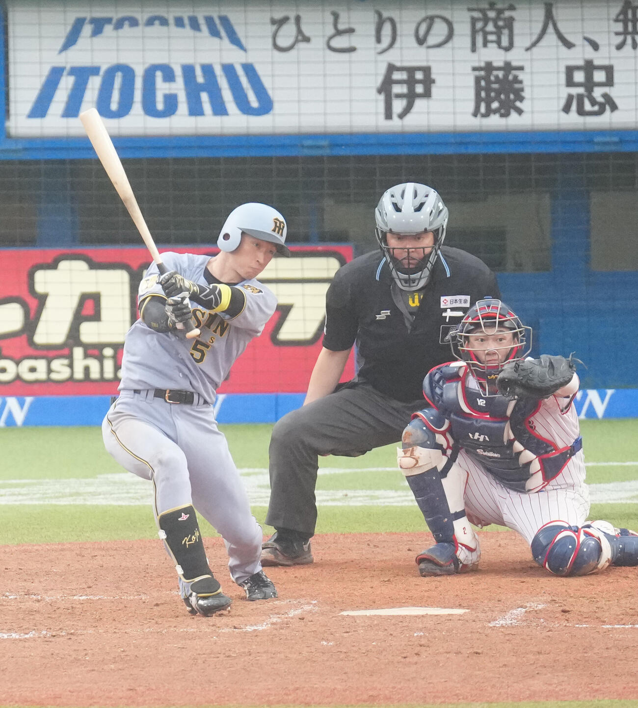 ヤクルト対阪神　7回表阪神無死、二塁打を放つ近本光司（撮影・江口和貴）