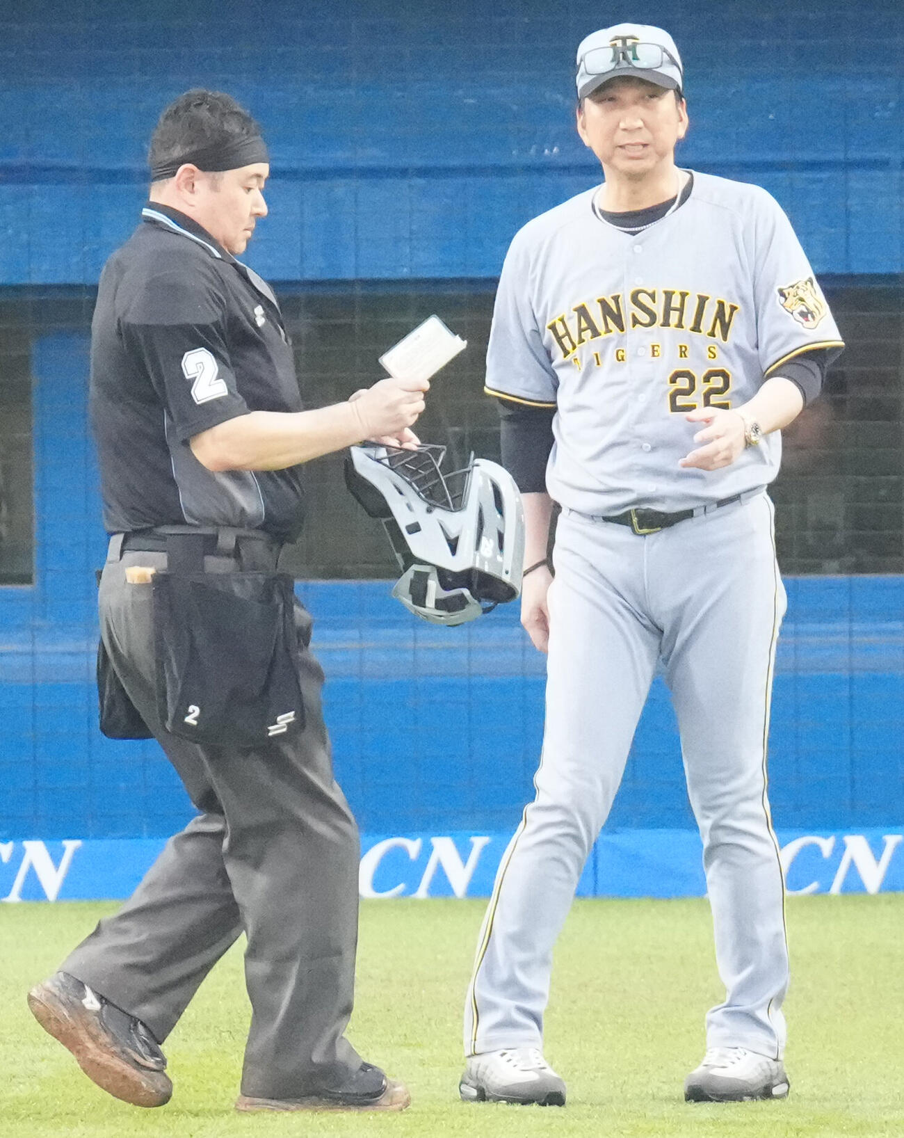 ヤクルト対阪神　8回裏途中、阪神3番手の下村海翔の交代を告げる藤川球児監督（右）（撮影・江口和貴）