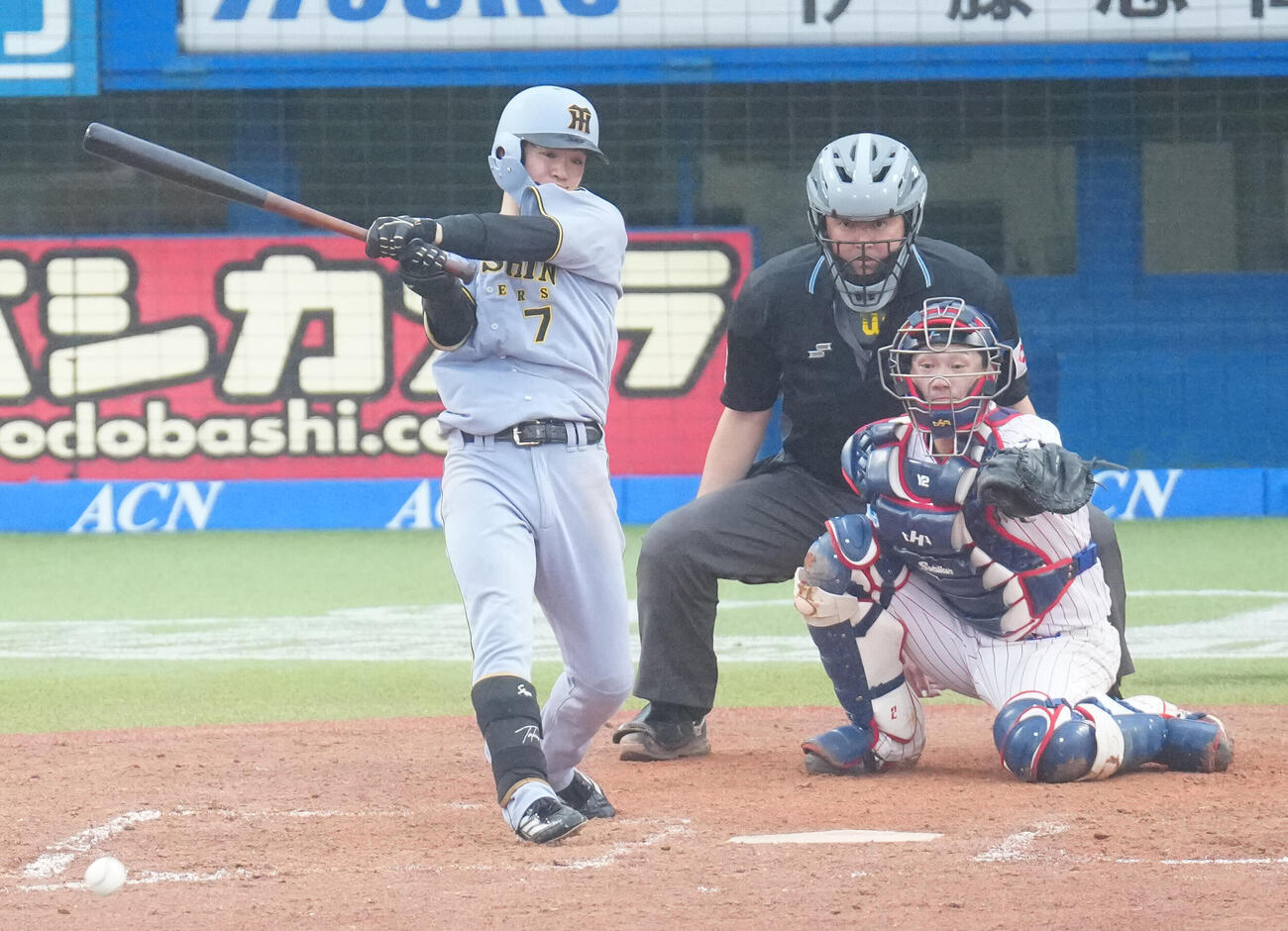ヤクルト対阪神　7回表阪神無死二塁、適時打を放つ中野拓夢（撮影・江口和貴）