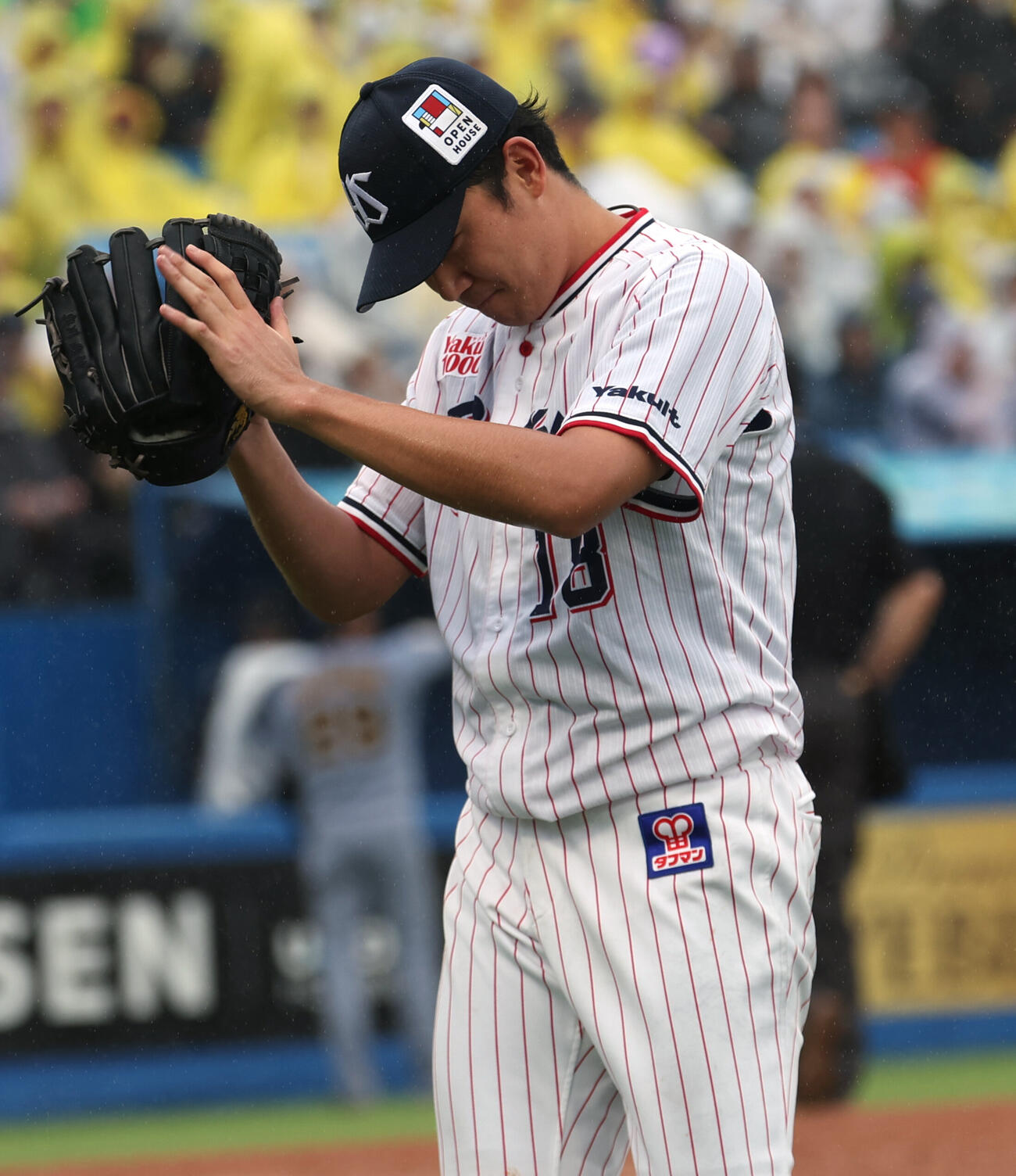 ヤクルト対阪神　3回表を無失点抑えグラブを叩く奥川恭伸（撮影・水谷安孝）