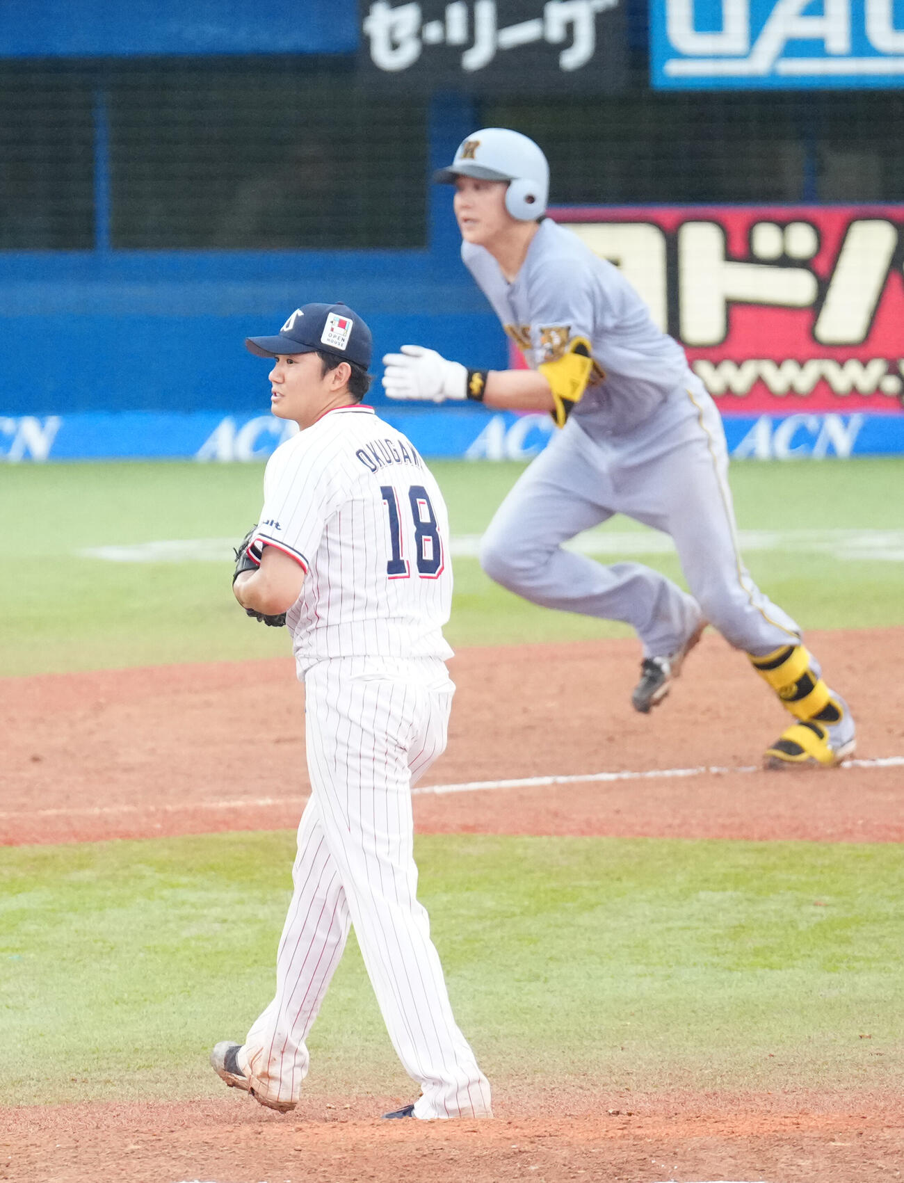 ヤクルト対阪神　6回表阪神2死満塁、伏見寅威（後方）に3点適時二塁打を浴びる奥川恭伸（撮影・江口和貴）