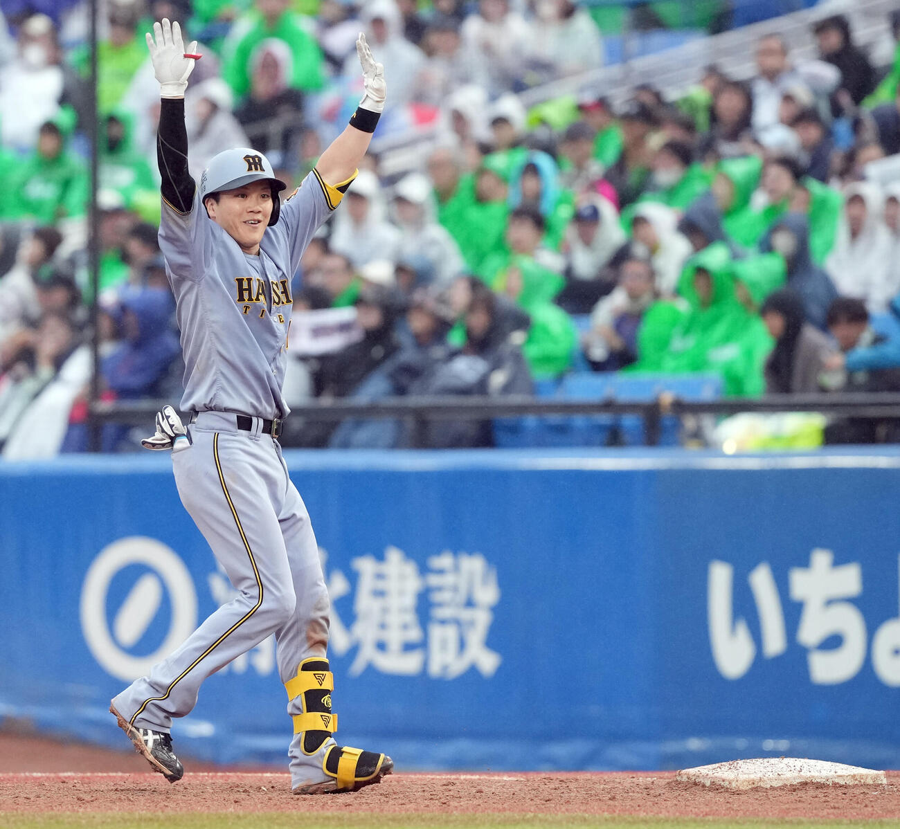 ヤクルト対阪神　7回表阪神2死一、二塁、中前に適時打を放ち笑顔でベンチの声援に応える伏見寅威（撮影・たえ見朱実）