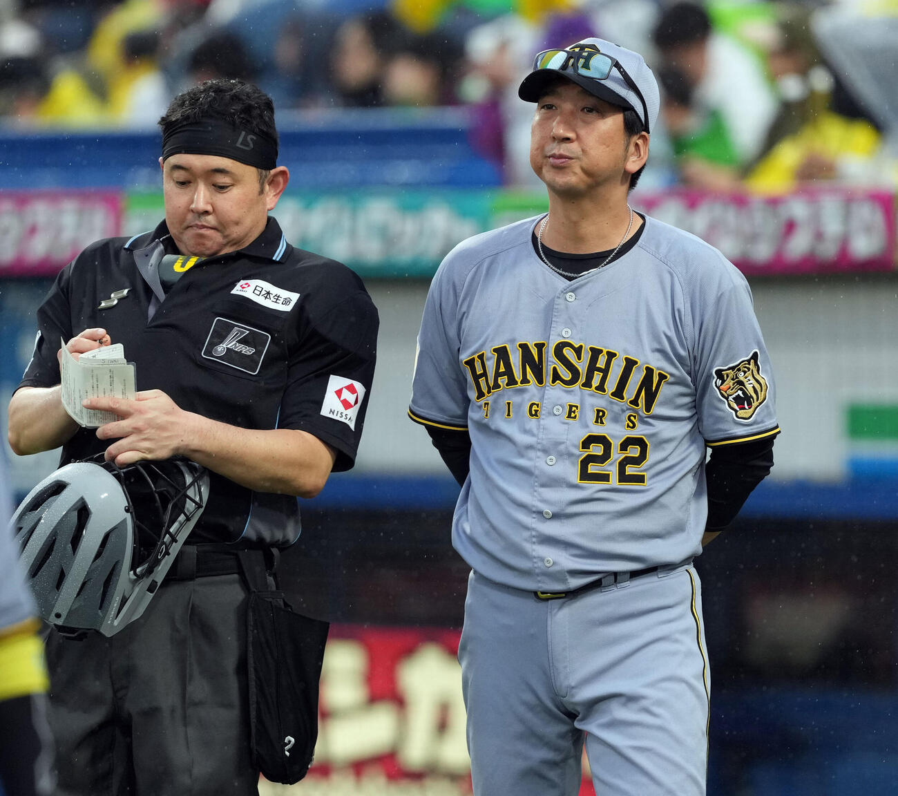 ヤクルト対阪神　8回裏、投手の交代を告げる阪神藤川球児監督（撮影・たえ見朱実）