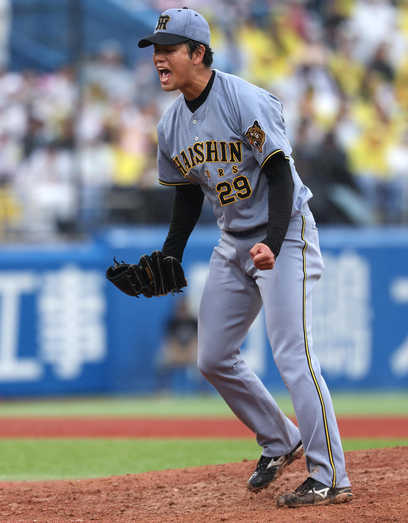 ヤクルト対阪神　4回裏ヤクルト2死二、三塁、岩田幸宏を三振に抑えほえる高橋遥人（撮影・水谷安孝）