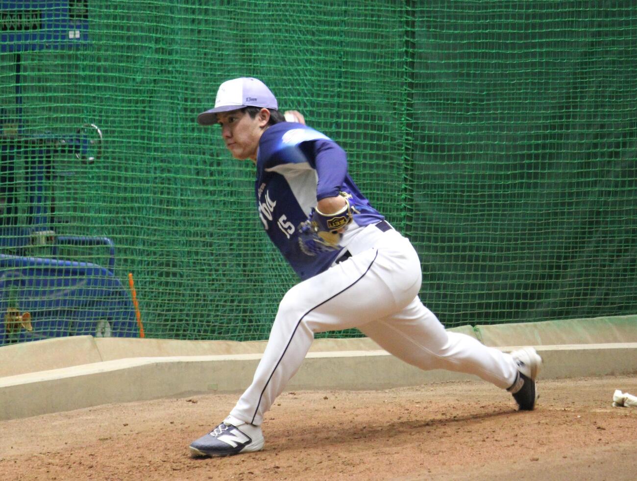 ブルペンで傾斜つきの投球練習を再開した西武与座（撮影・金子真仁）