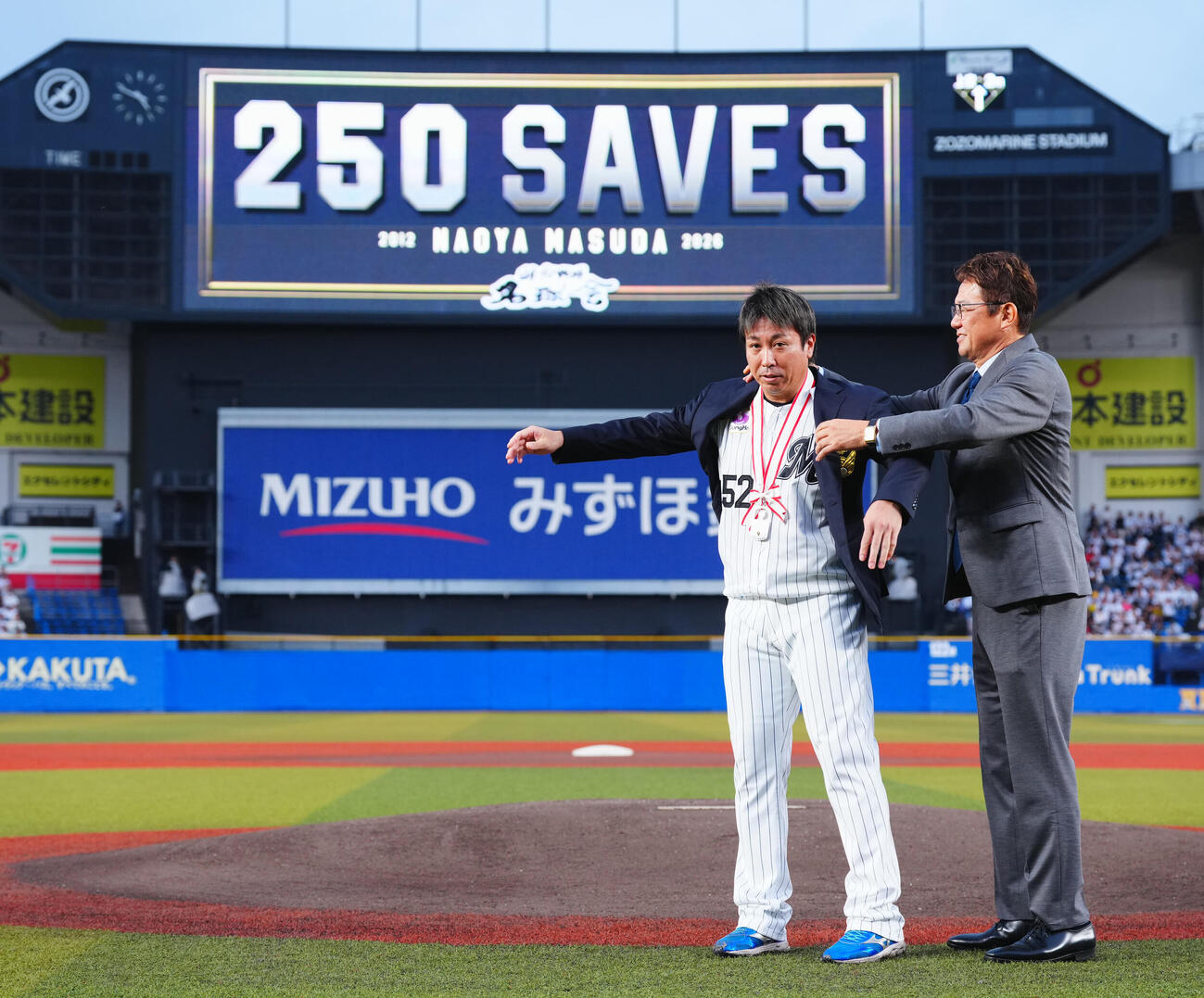 ロッテ対オリックス　通算250セーブを達成したロッテ益田直也（左）は古田敦也氏から名球会ブレザーを贈られる（撮影・垰建太）