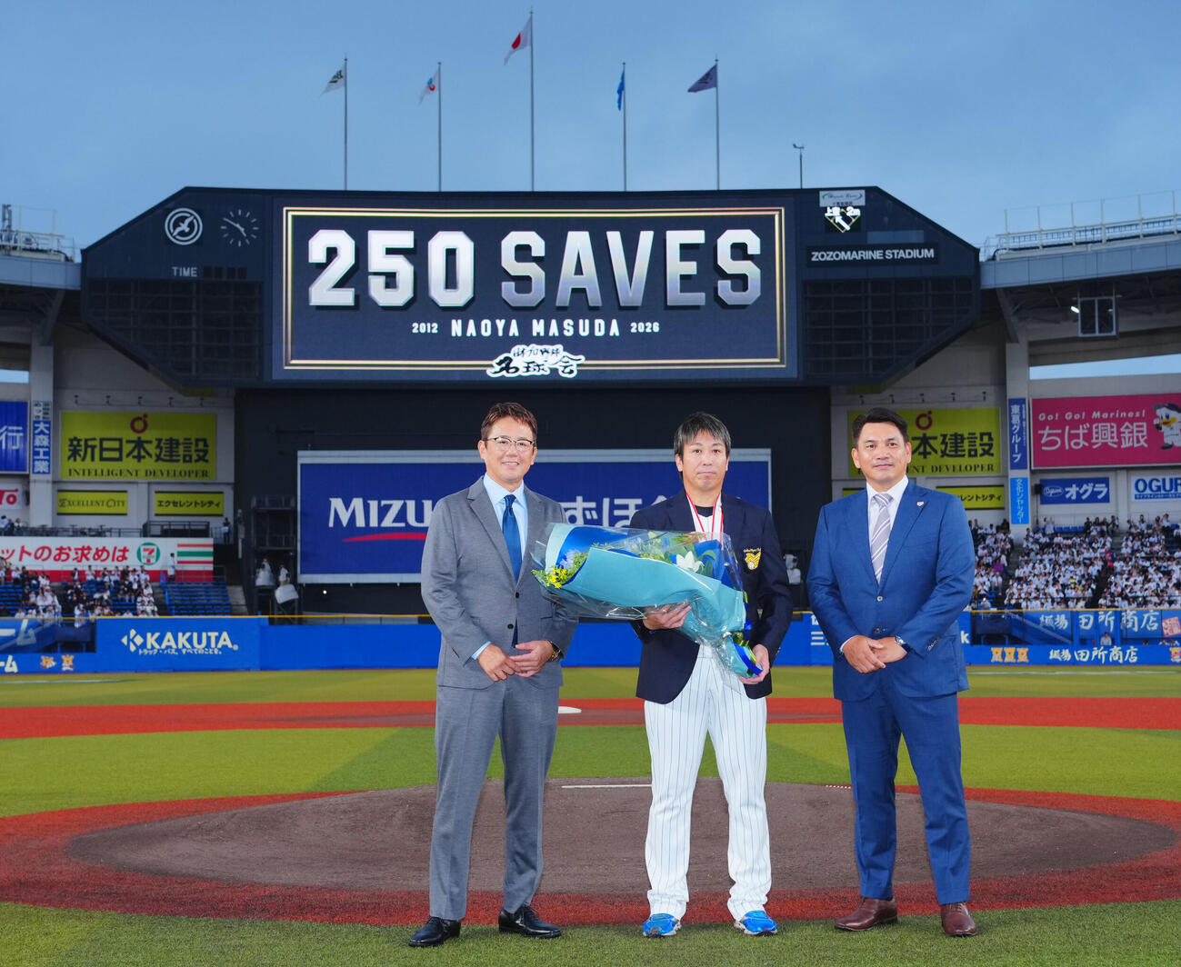 ロッテ対オリックス　通算250セーブを達成したロッテ益田直也（中央）は名球会ブレザーを着て古田敦也氏（左）、侍ジャパン井口資仁監督（右）と写真に納まる（撮影・垰建太）
