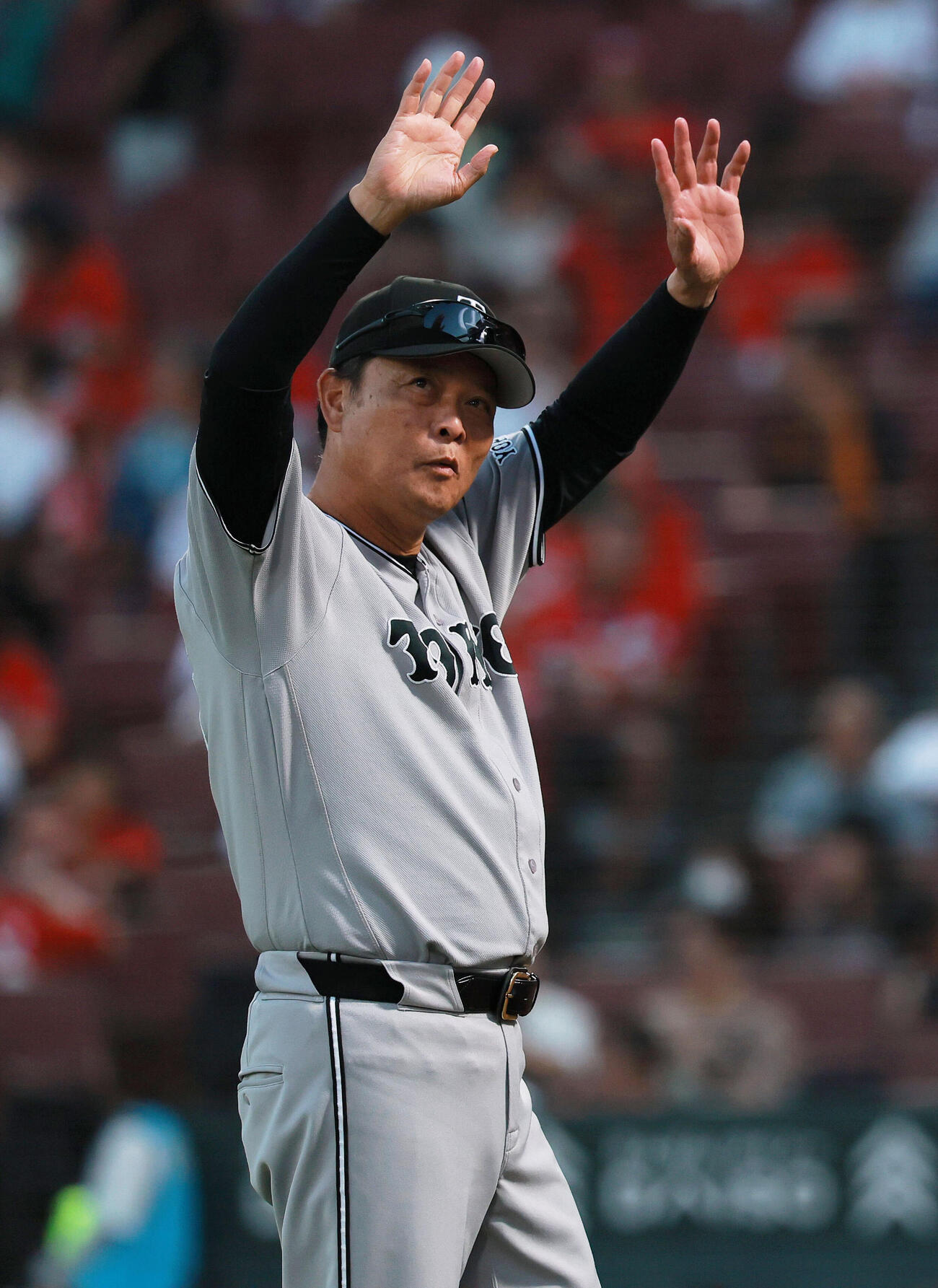広島対巨人　広島に勝利し、ファンに手を振る巨人橋上秀樹監督代行（撮影・上山淳一）