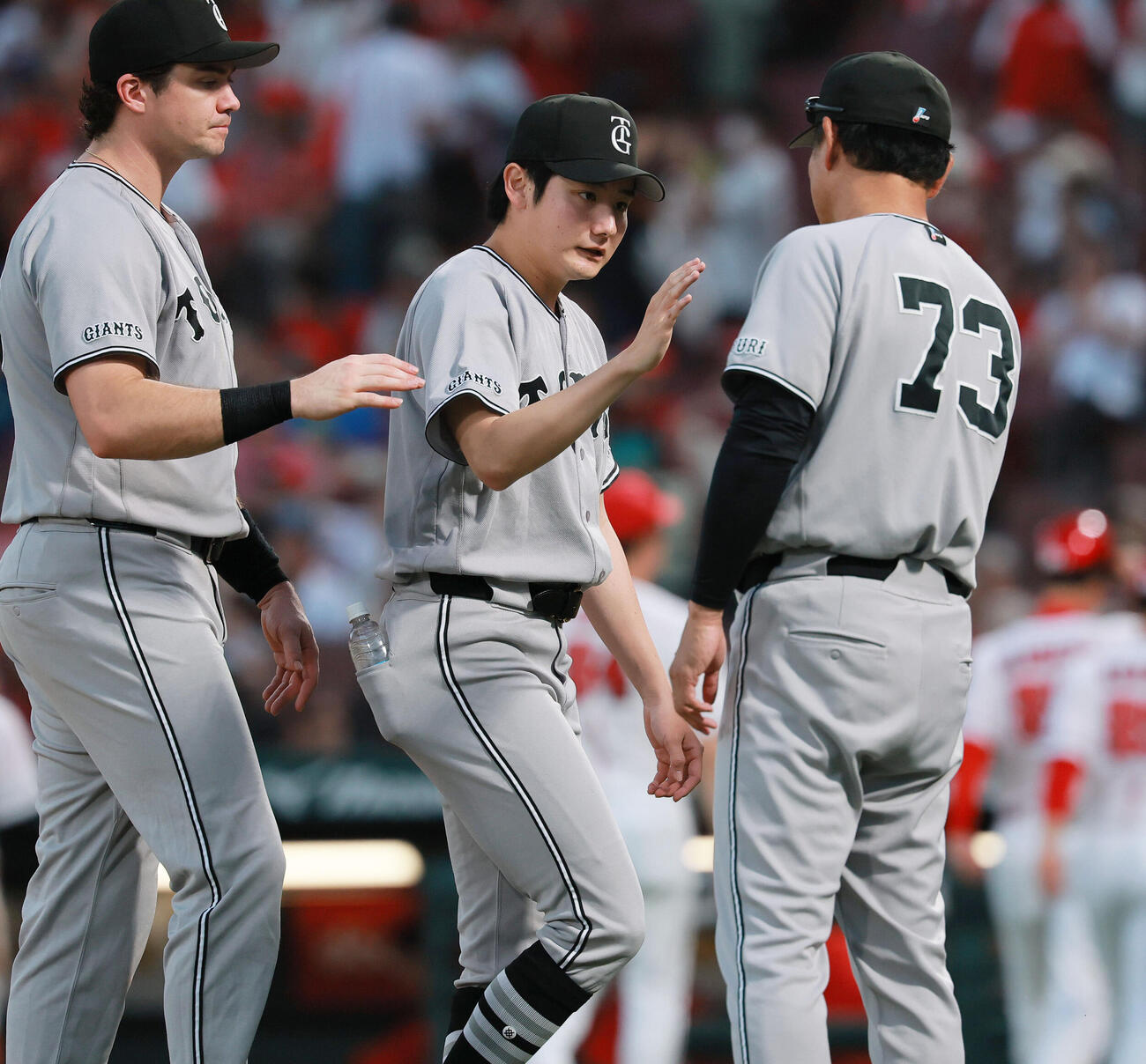 広島対巨人　広島に勝利し、竹丸和幸（中央）は橋上秀樹監督代行とタッチをかわす（撮影・上山淳一）