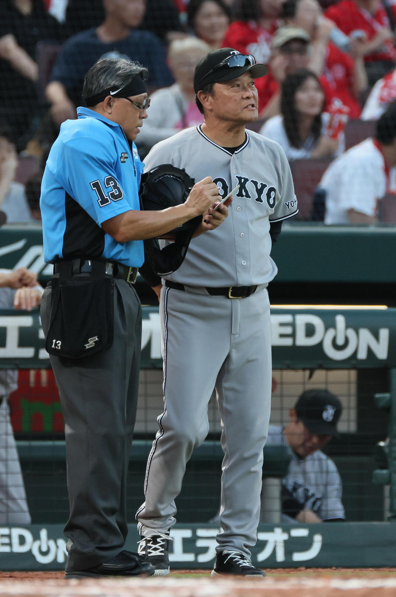 広島対巨人　9回表終了時、交代を告げる橋上秀樹監督代行（撮影・加藤孝規）