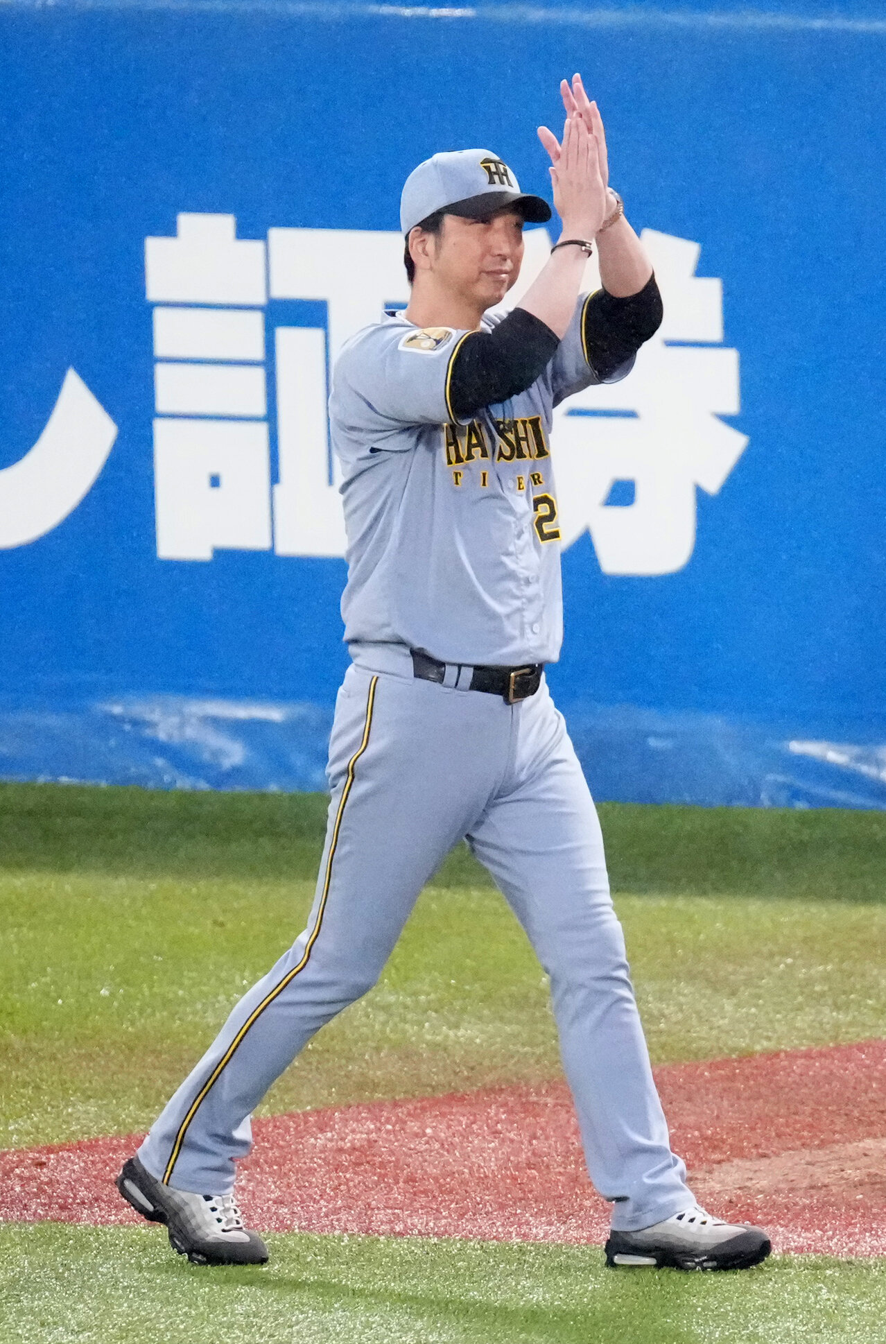 ヤクルト対阪神　試合後、ファンの声援に応えながら引き揚げる阪神藤川球児監督（撮影・江口和貴）