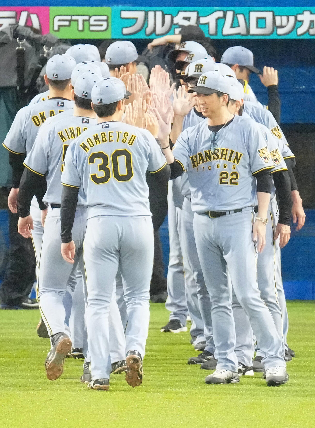 ヤクルト対阪神　試合後、阪神の選手たちとタッチを交わす藤川球児監督（右）（撮影・江口和貴）