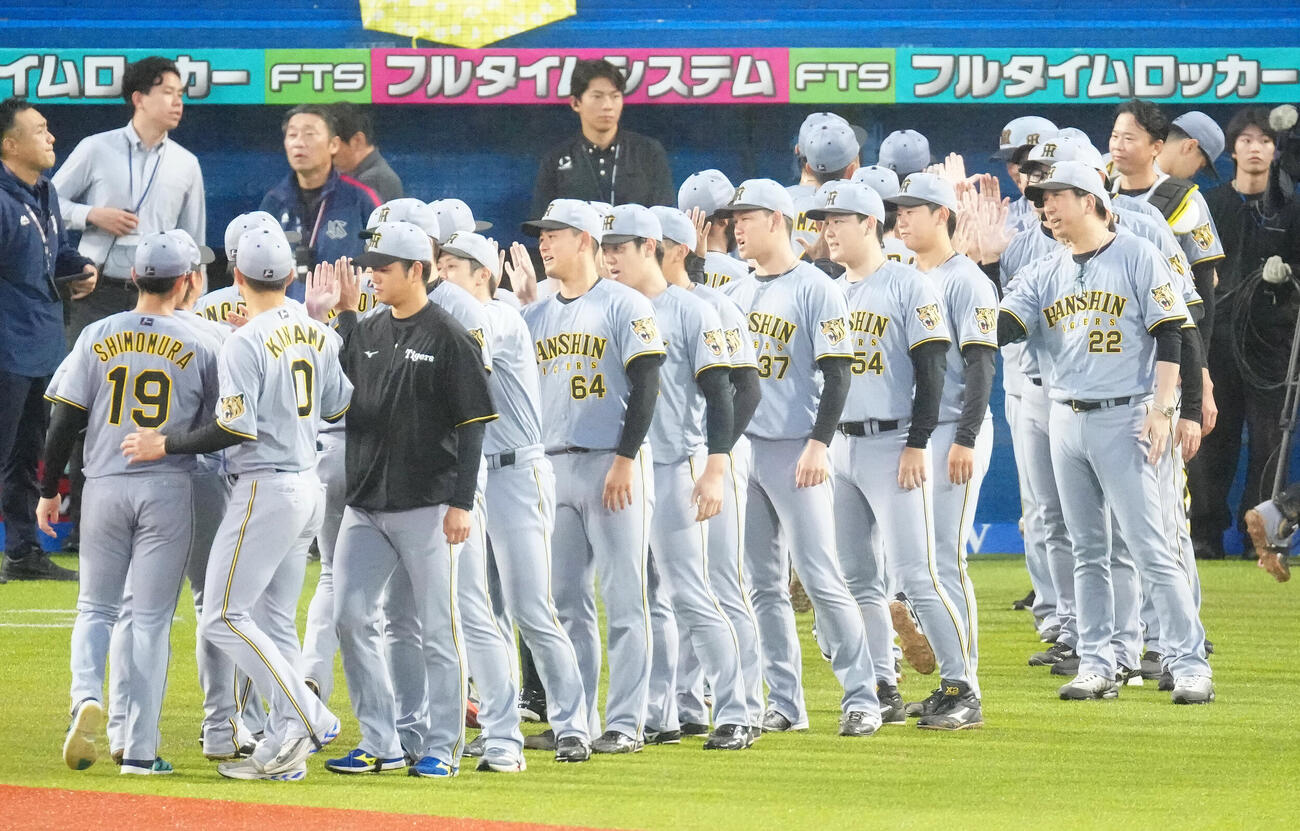 ヤクルト対阪神　試合後、阪神の選手たちとタッチを交わす藤川球児監督（右端）（撮影・江口和貴）