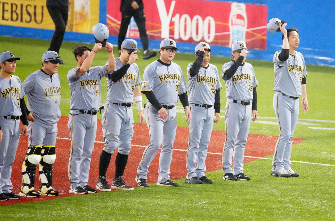 ヤクルト対阪神　試合後、ファンにあいさつする藤川球児監督（右端）ら阪神の選手たち（撮影・江口和貴）