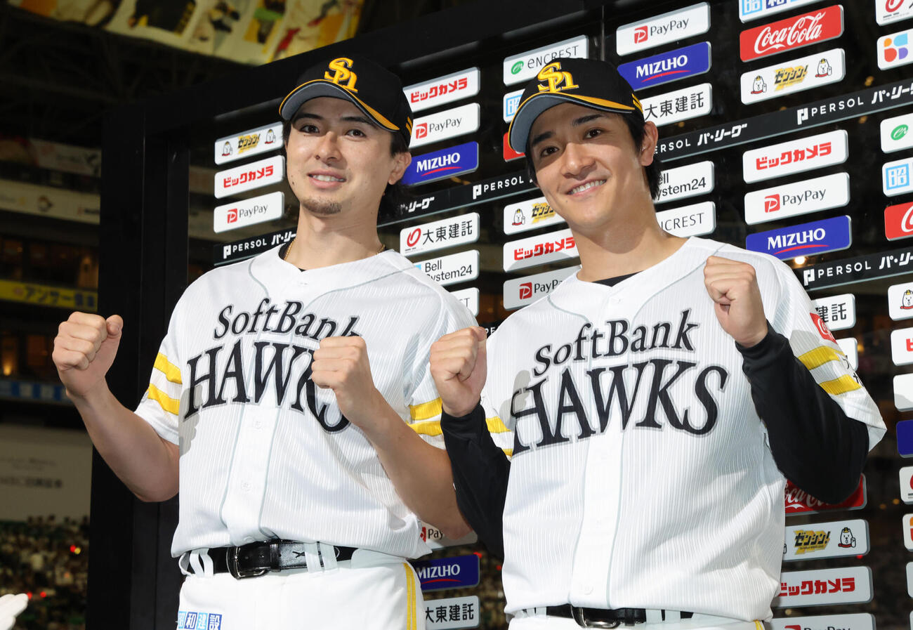 ソフトバンク対西武　ヒーローになった上沢直之と柳町達（右）はガッツポーズ（撮影・梅根麻紀）