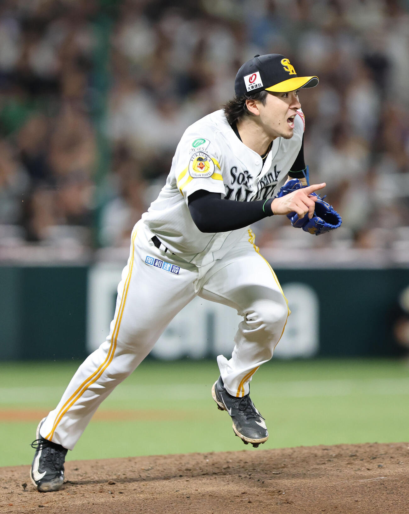 ソフトバンク対西武　2回表西武1死、滝沢夏央の打球に反応しベースカバーに入る上沢直之、二ゴロに仕留める（撮影・梅根麻紀）