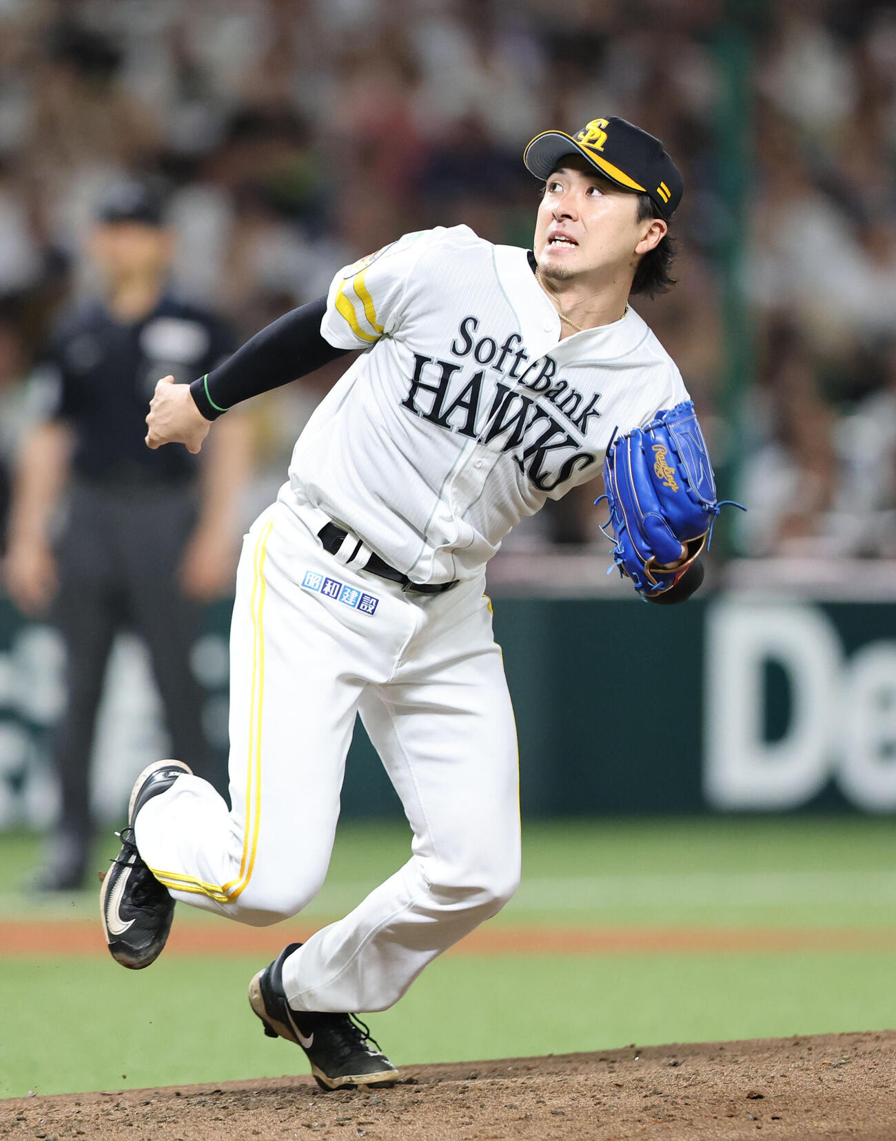 ソフトバンク対西武　2回表西武1死、滝沢夏央の打球に反応しベースカバーに入る上沢直之、二ゴロに仕留める（撮影・梅根麻紀）