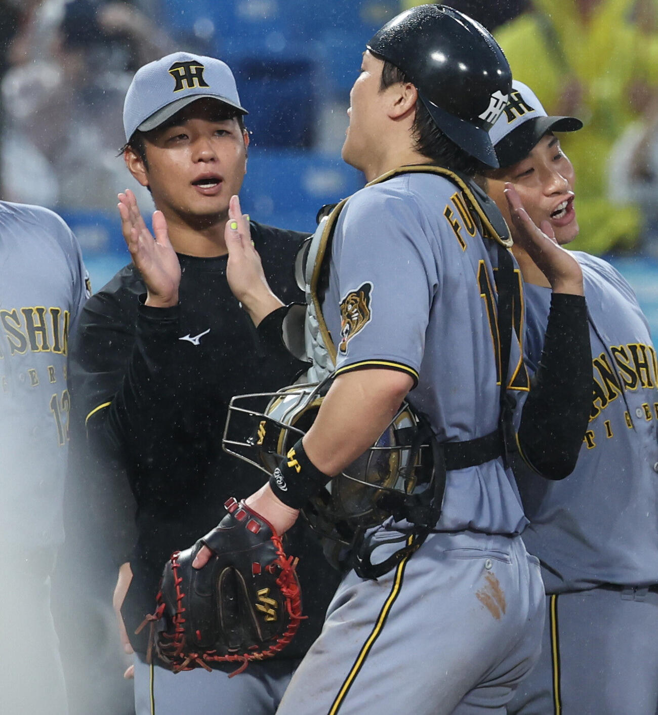 ヤクルト対阪神　勝利が決まり伏見寅威（右）とハイタッチする高橋遥人（撮影・水谷安孝）