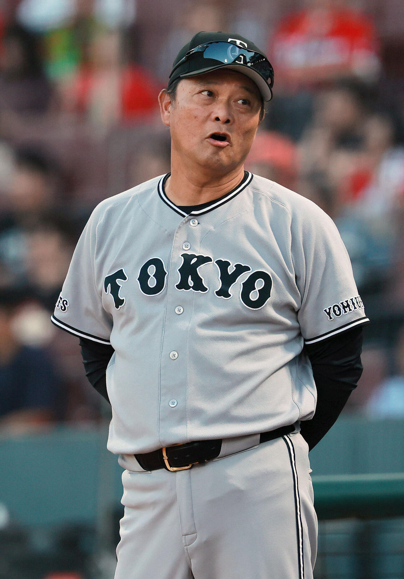 広島対巨人　9回表を終えた巨人橋上秀樹監督代行は選手交代でグラウンドに出る（撮影・上山淳一）