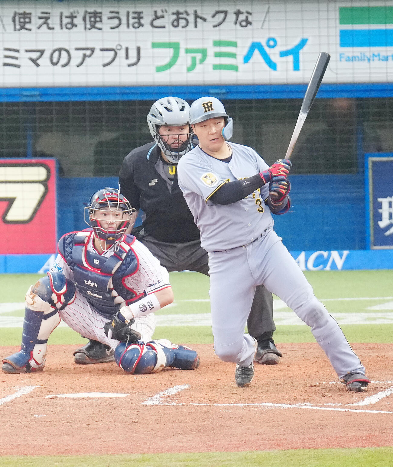 ヤクルト対阪神　6回表阪神無死満塁、先制適時打を放つ大山悠輔（撮影・江口和貴）