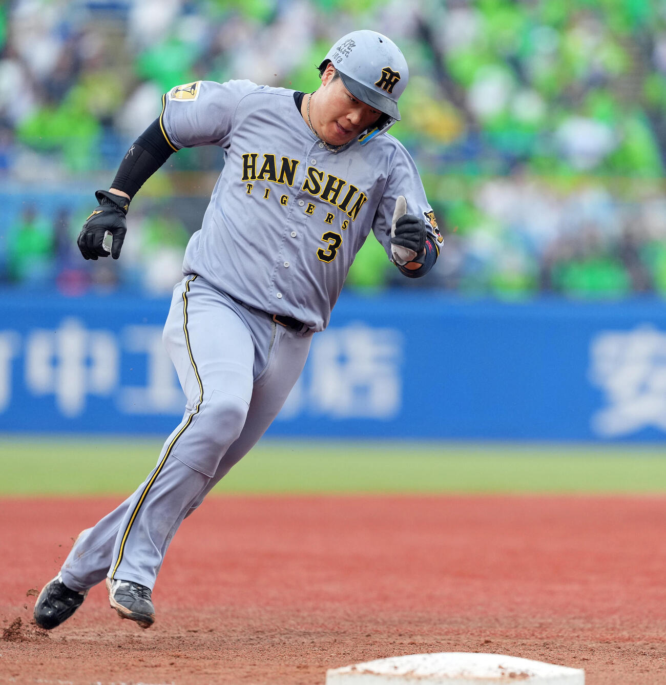 ヤクルト対阪神　6回表阪神2死満塁、伏見寅威の右翼線二塁打で本塁へ激走する一走大山悠輔（撮影・たえ見朱実）