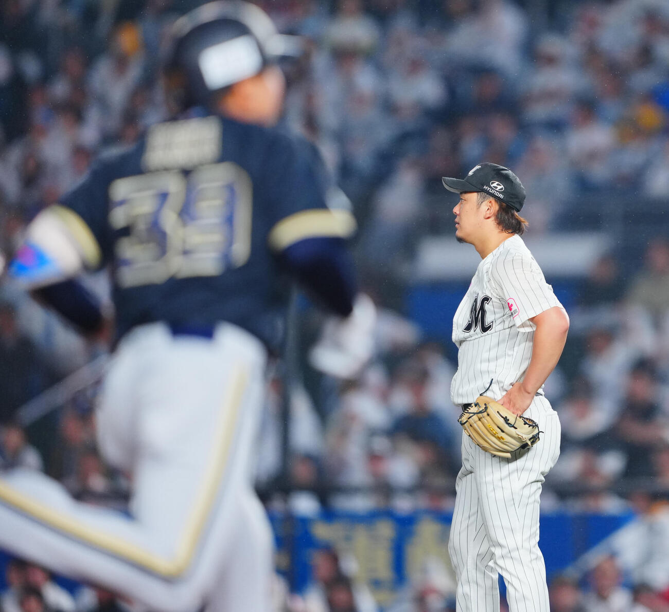 ロッテ対オリックス　8回表オリックス2死、池田陵真（手前）に先制ソロ本塁打を浴びぼうぜんとする鈴木昭汰（撮影・垰建太）