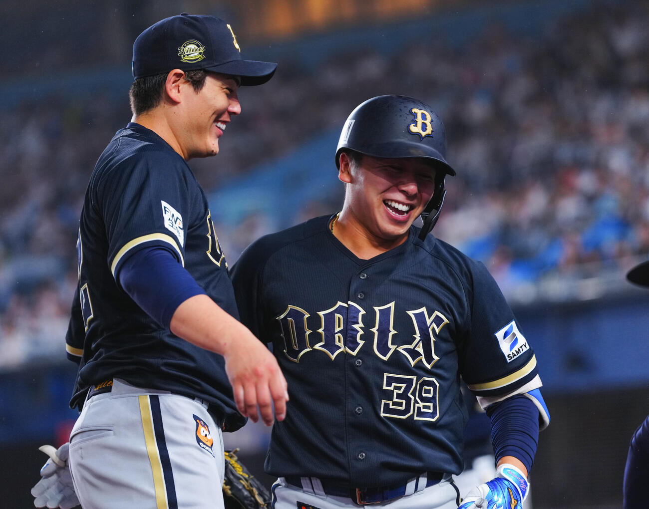 ロッテ対オリックス　8回表オリックス2死、先制ソロ本塁打を放ち池田陵真（右）は九里亜蓮と笑顔で抱き合う（撮影・垰建太）