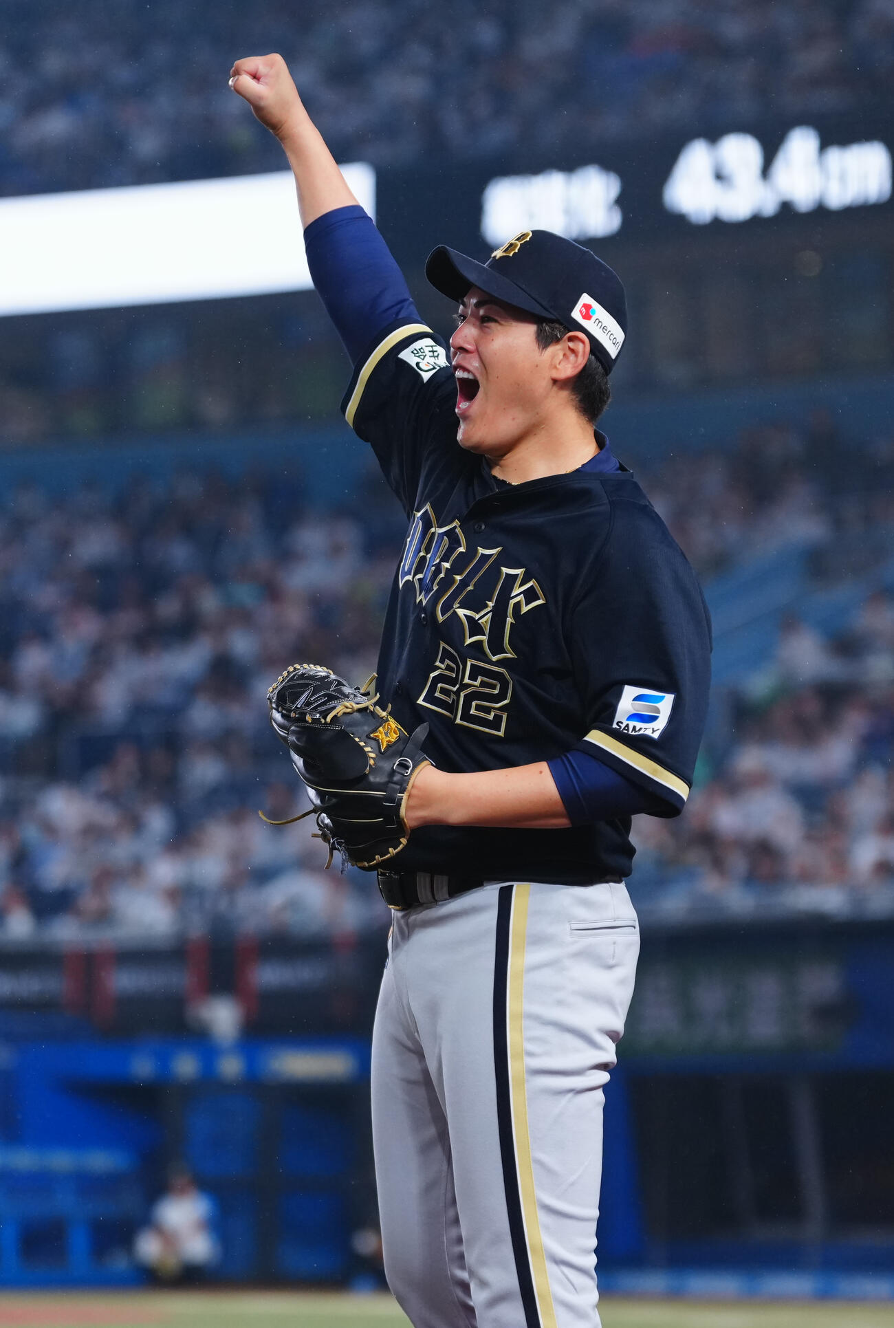 ロッテ対オリックス　8回表オリックス2死、池田陵真の先制ソロ本塁打に高らかにガッツポーズする九里亜蓮（撮影・垰建太）