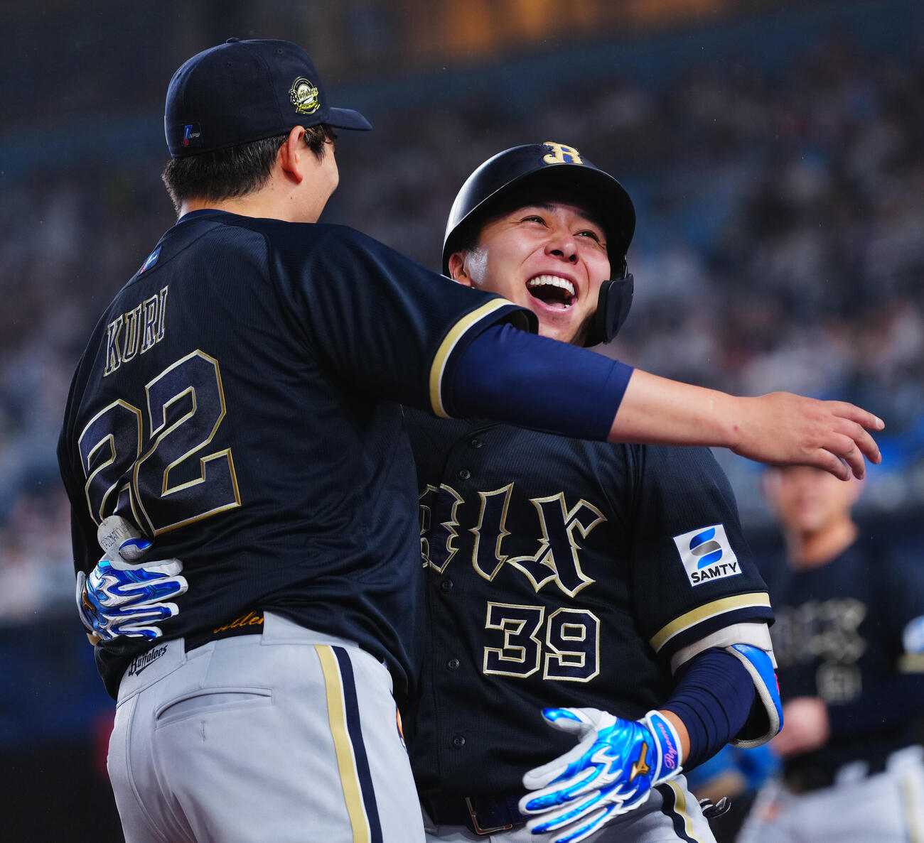 ロッテ対オリックス　8回表オリックス2死、先制ソロ本塁打を放ち池田陵真（右）は九里亜蓮と笑顔で抱き合う（撮影・垰建太）