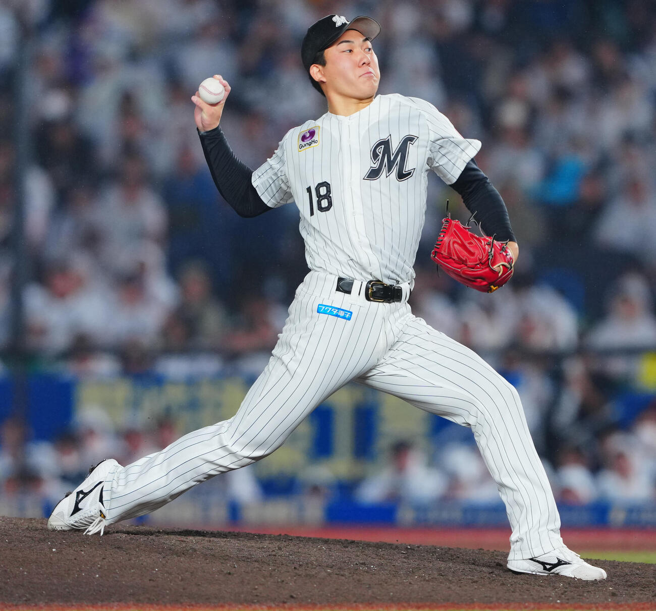 ロッテ対オリックス　9回表、ロッテ3番手で力投する石垣元気（撮影・垰建太）