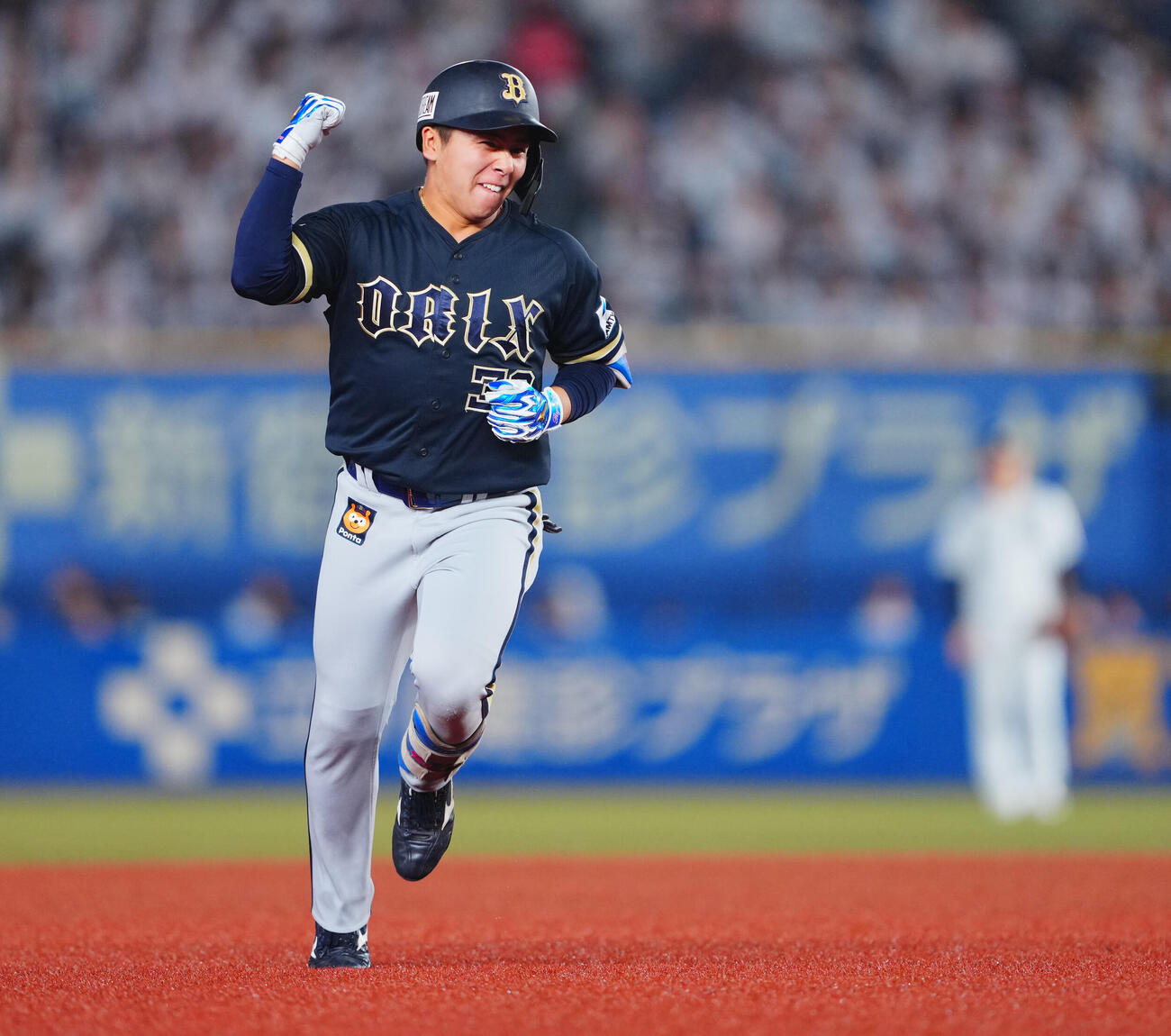 ロッテ対オリックス　8回表オリックス2死、先制ソロ本塁打を放ちガッツポーズする池田陵真（撮影・垰建太）