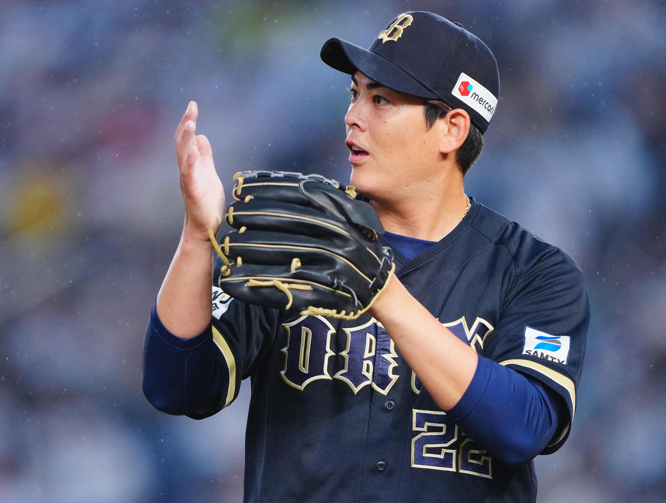 ロッテ対オリックス　1回裏ロッテの攻撃を無失点に抑えグラブをたたくオリックス先発九里亜蓮（撮影・垰建太）