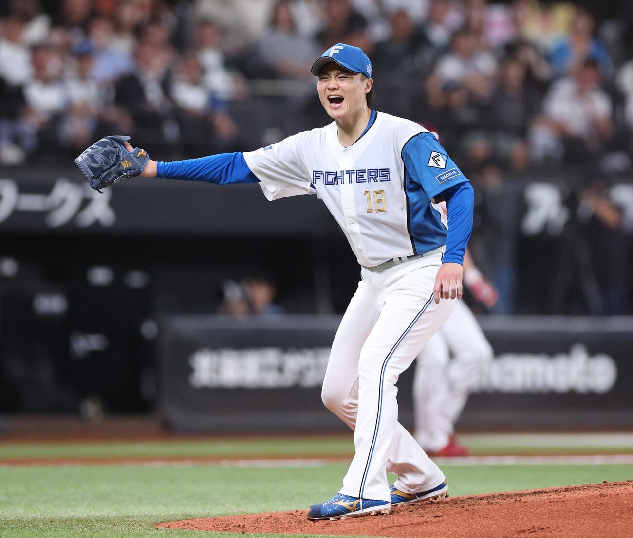 日本ハム対楽天　3回表楽天2死二、三塁、YG安田に四球を与え悔しがる山崎福也（撮影・黒川智章）
