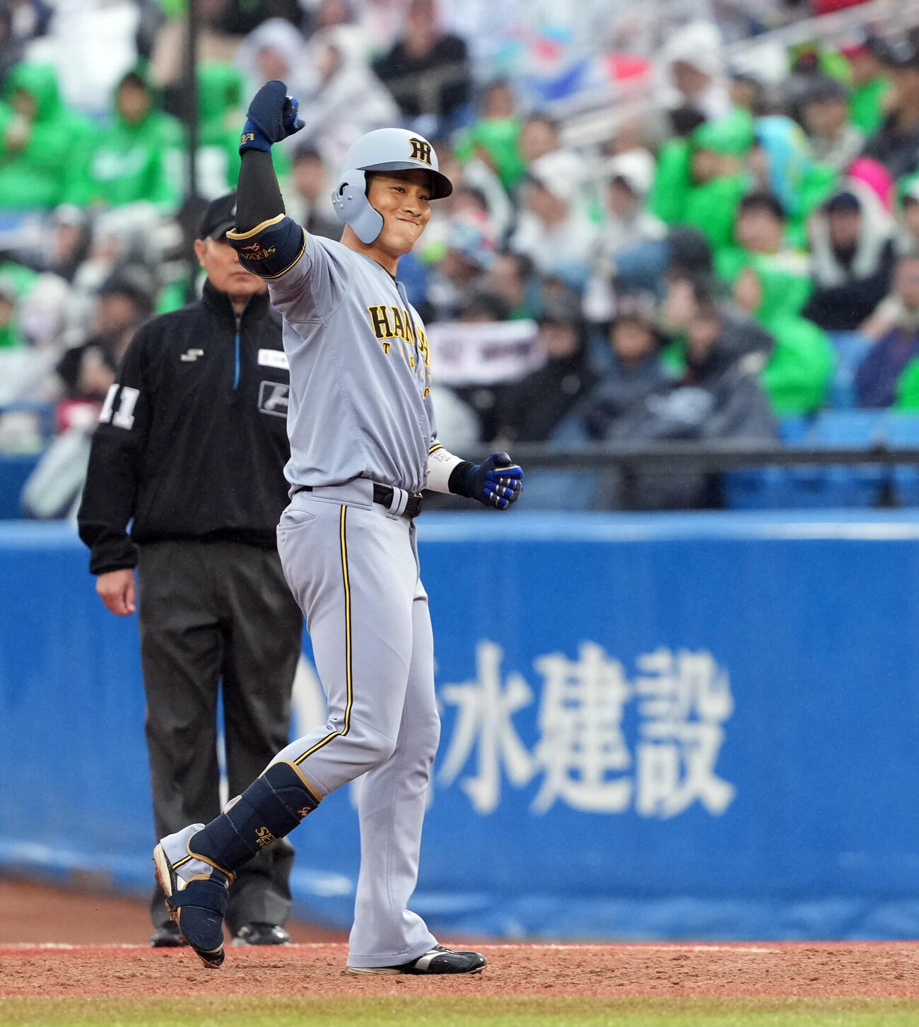 ヤクルト対阪神　7回表阪神2死満塁、2点適時打を放ちポーズを決める代打木浪聖也（撮影・たえ見朱実）