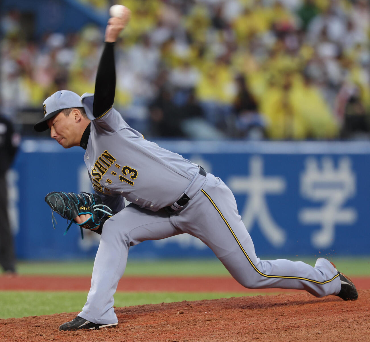 ヤクルト対阪神　阪神4番手岩崎優（撮影・水谷安孝）