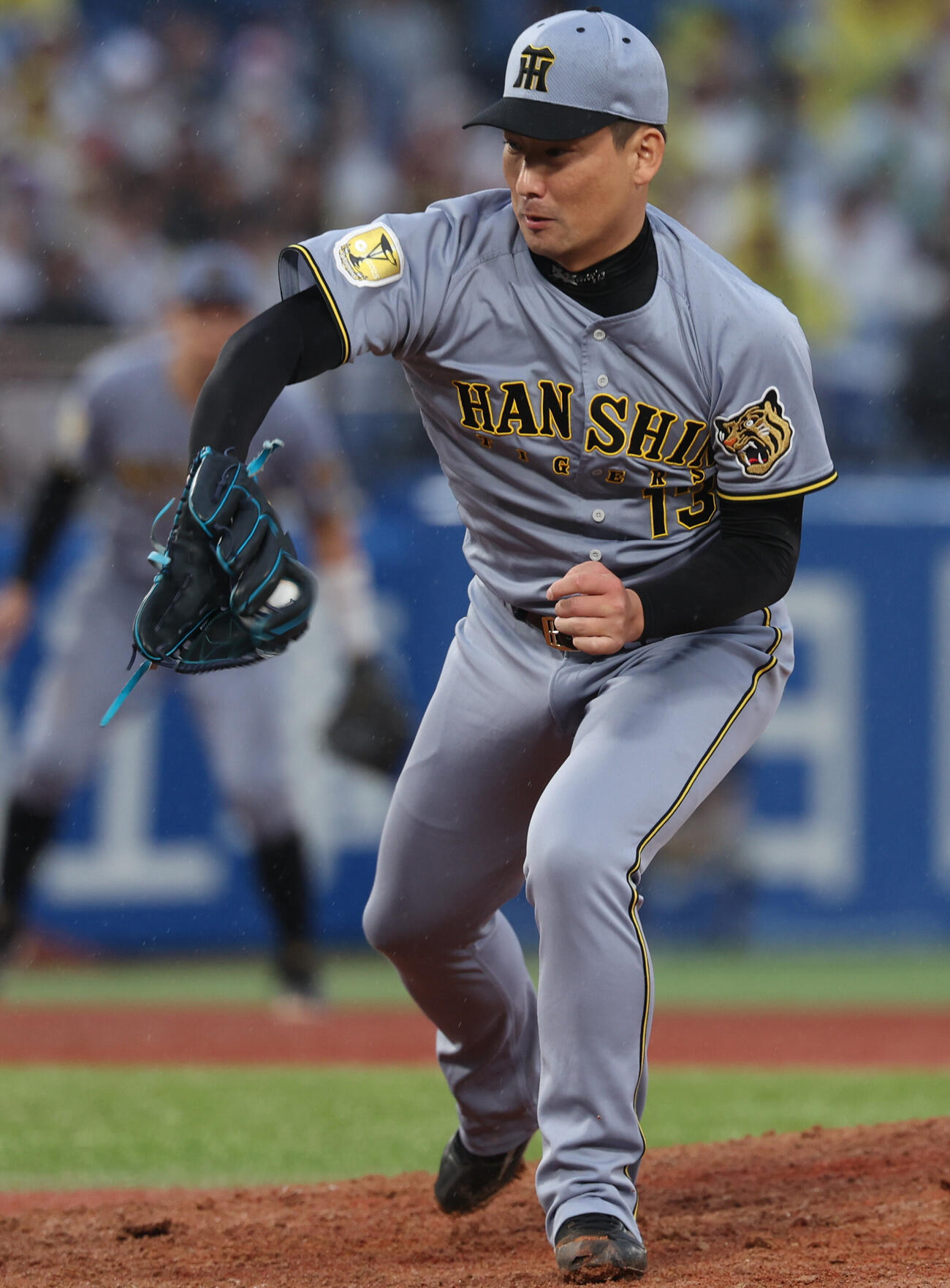 ヤクルト対阪神　8回裏ヤクルト2死二塁、内山壮真を投ゴロに仕留める岩崎優（撮影・水谷安孝）